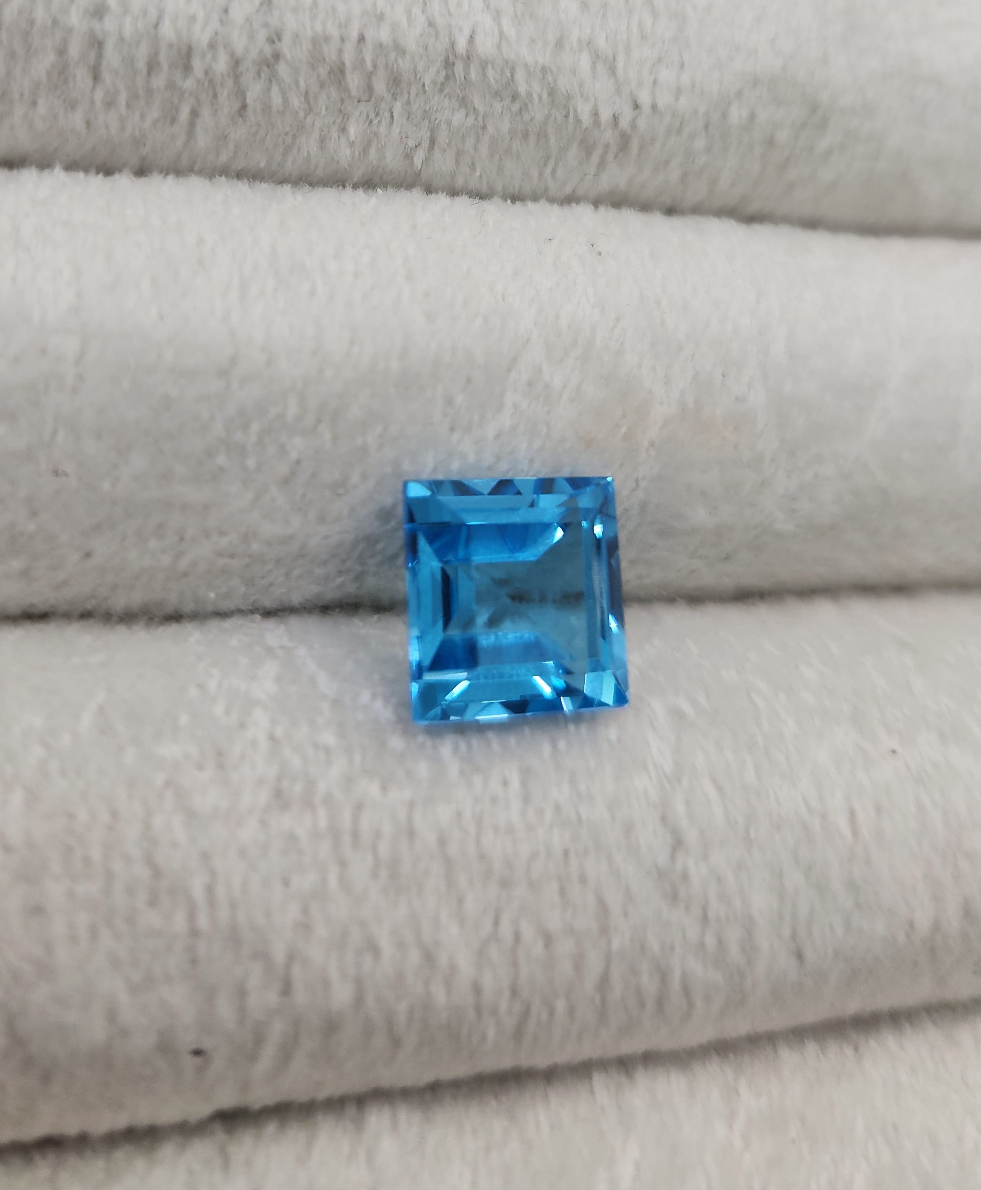 Topacio swiss natural 10x10mm