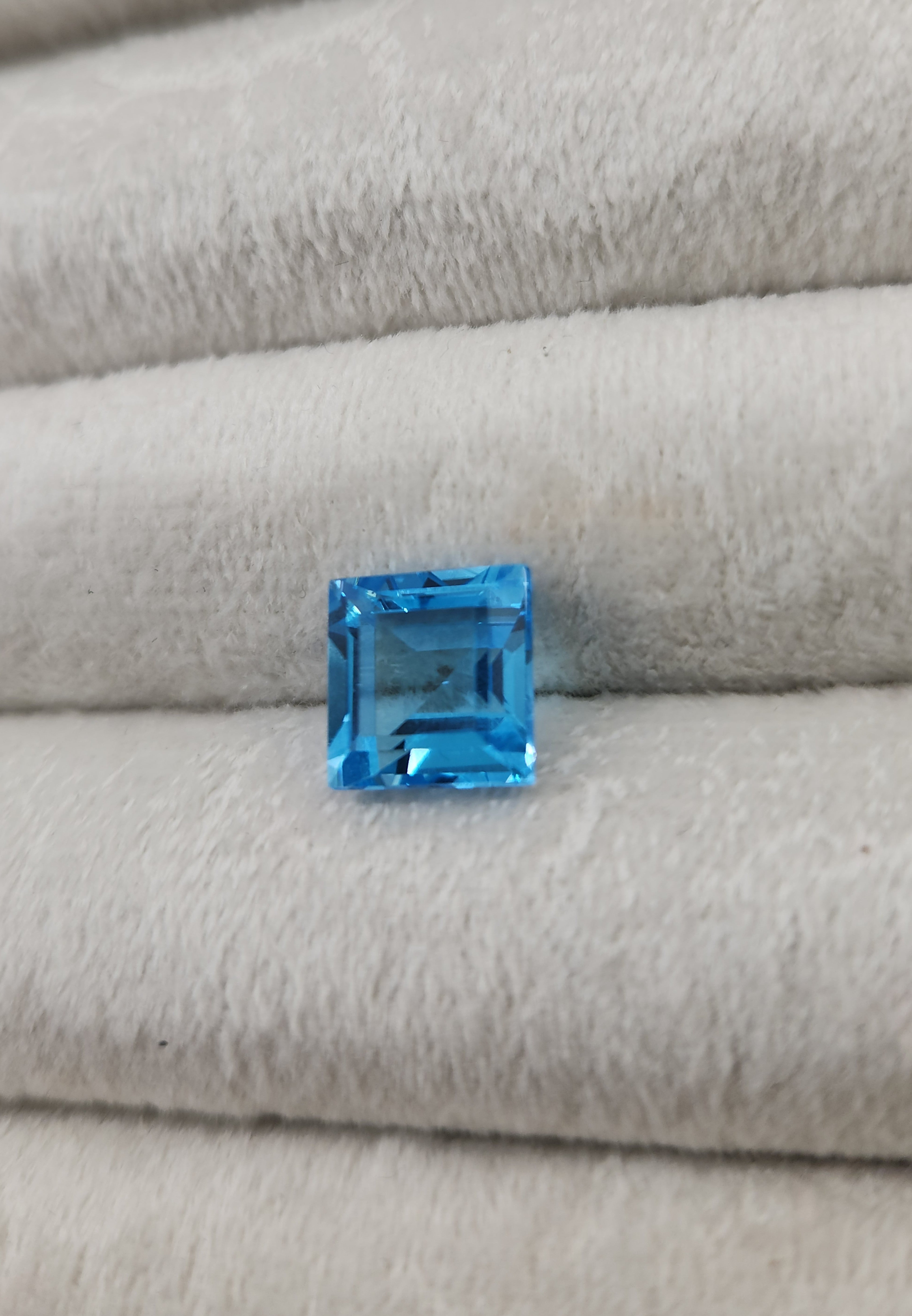 Topacio swiss natural 10x10mm