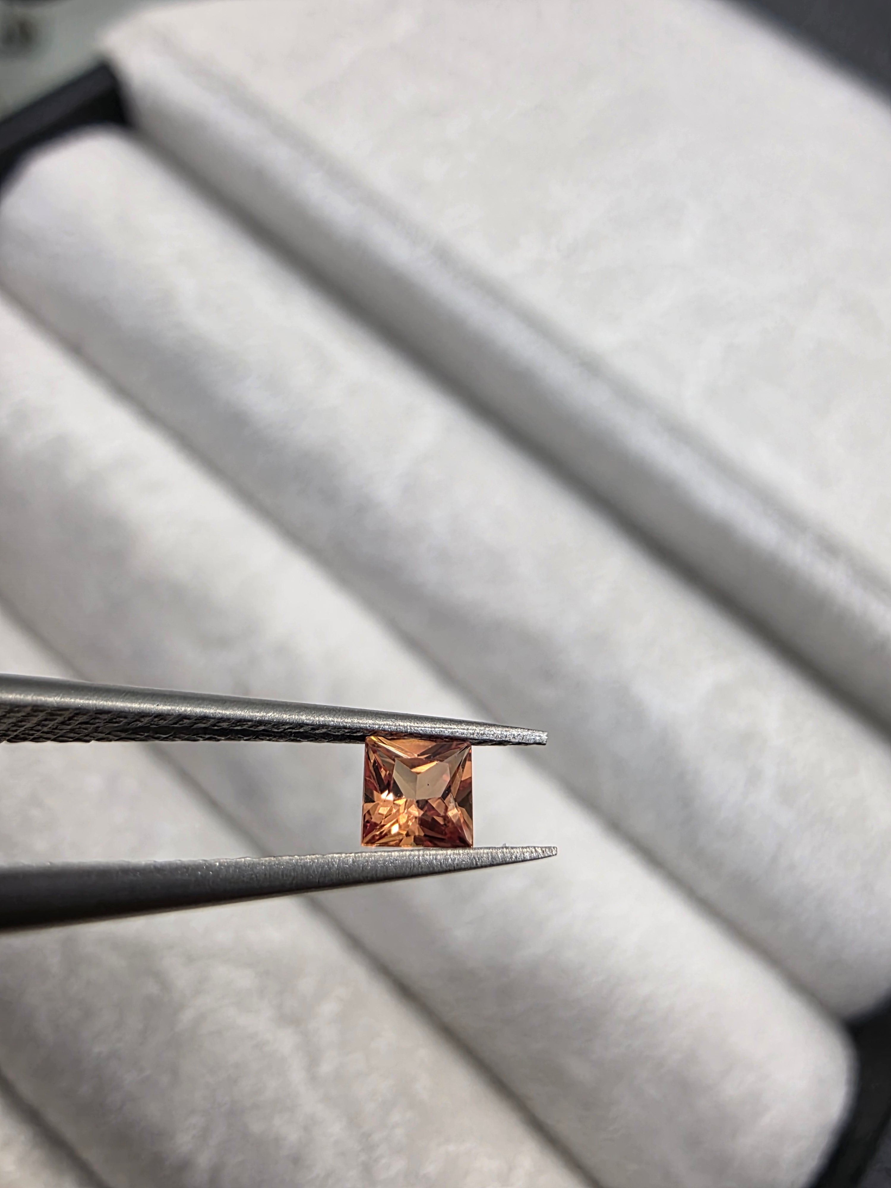 Zafiro Natural  naranja 3.32mm TE /Corte princesa