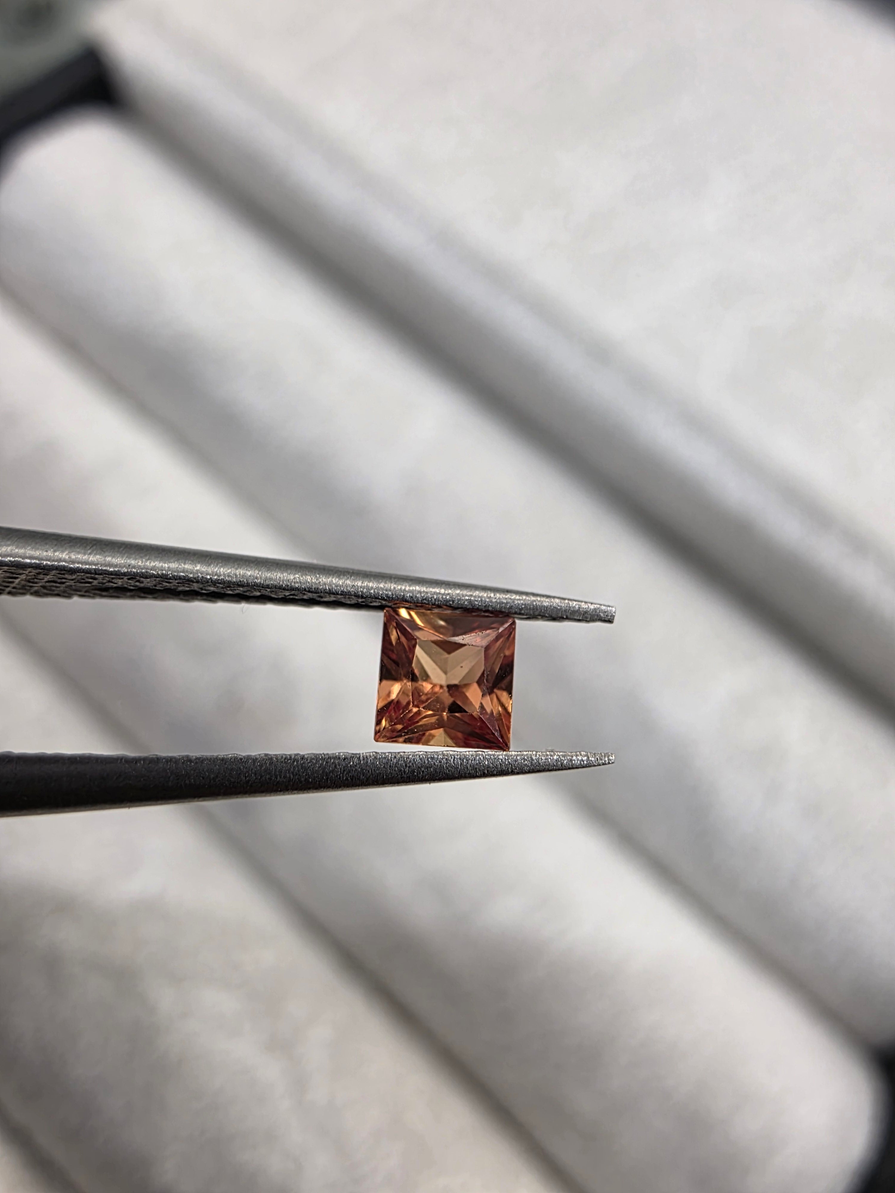 Zafiro Natural  naranja 3.32mm TE /Corte princesa