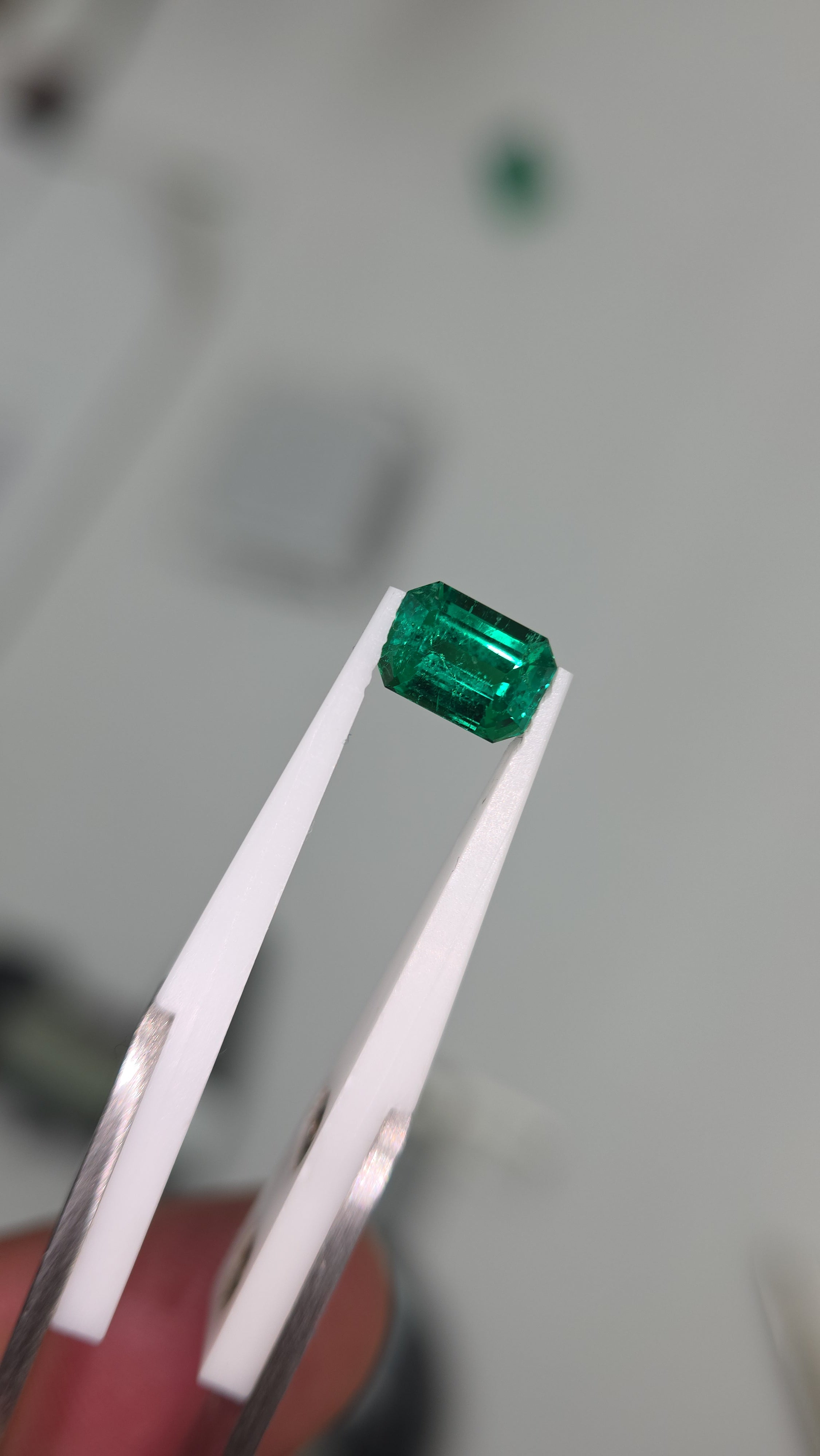 Esmeralda natural de muzo 8.38 × 5.92 × 4.59 mm / Corte rectangular