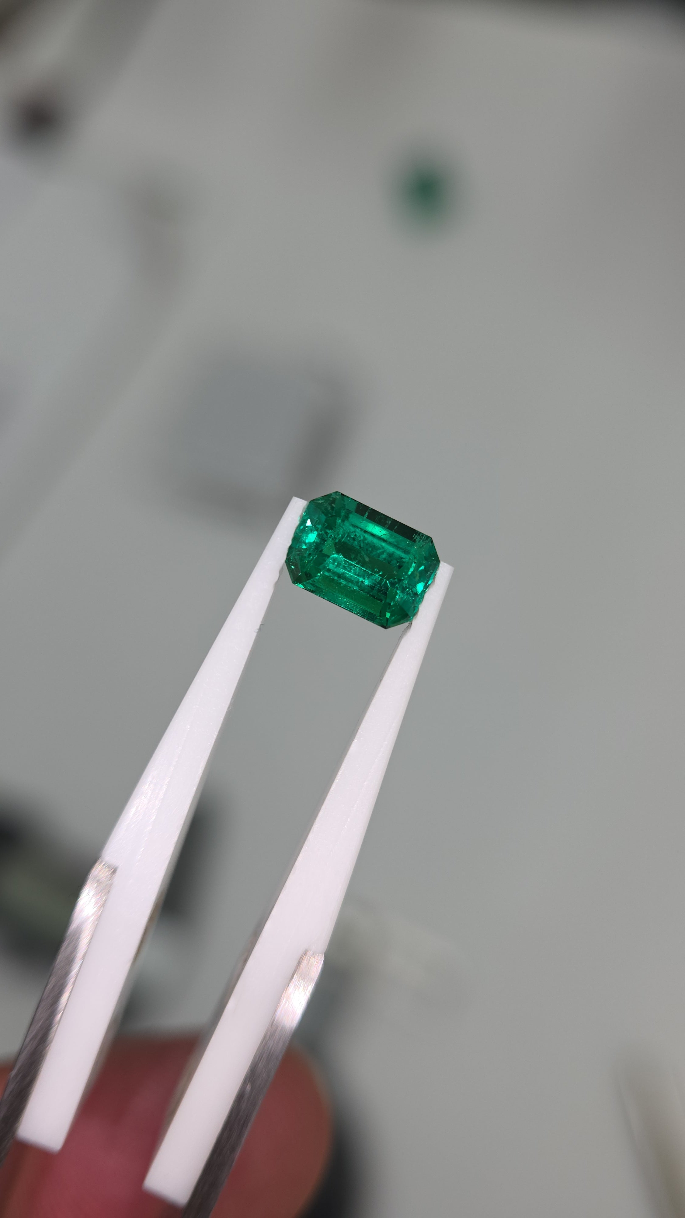 Esmeralda natural de muzo 8.38 × 5.92 × 4.59 mm / Corte rectangular