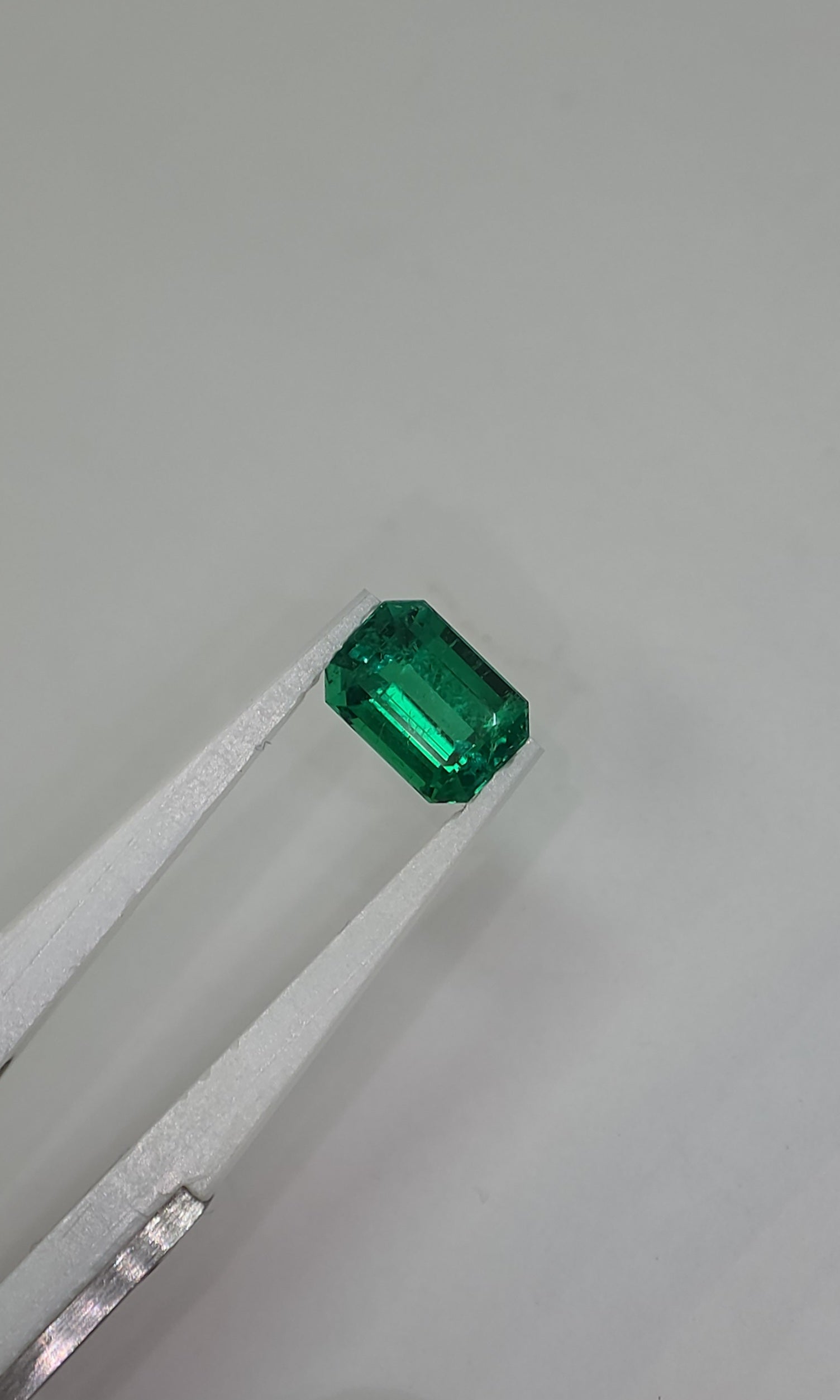 Esmeralda natural de muzo 8.38 × 5.92 × 4.59 mm / Corte rectangular