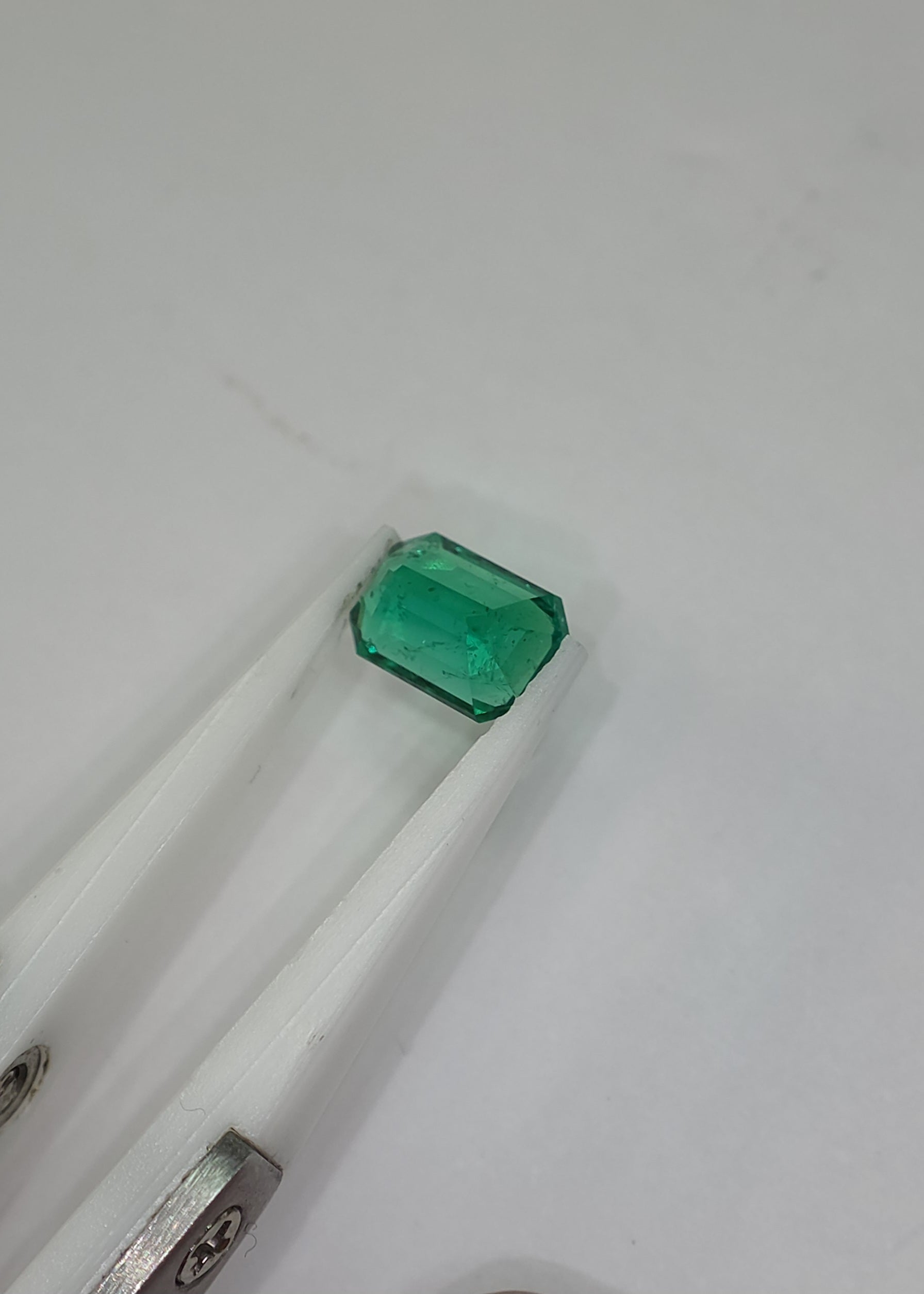 Esmeralda natural de muzo 8.38 × 5.92 × 4.59 mm / Corte rectangular