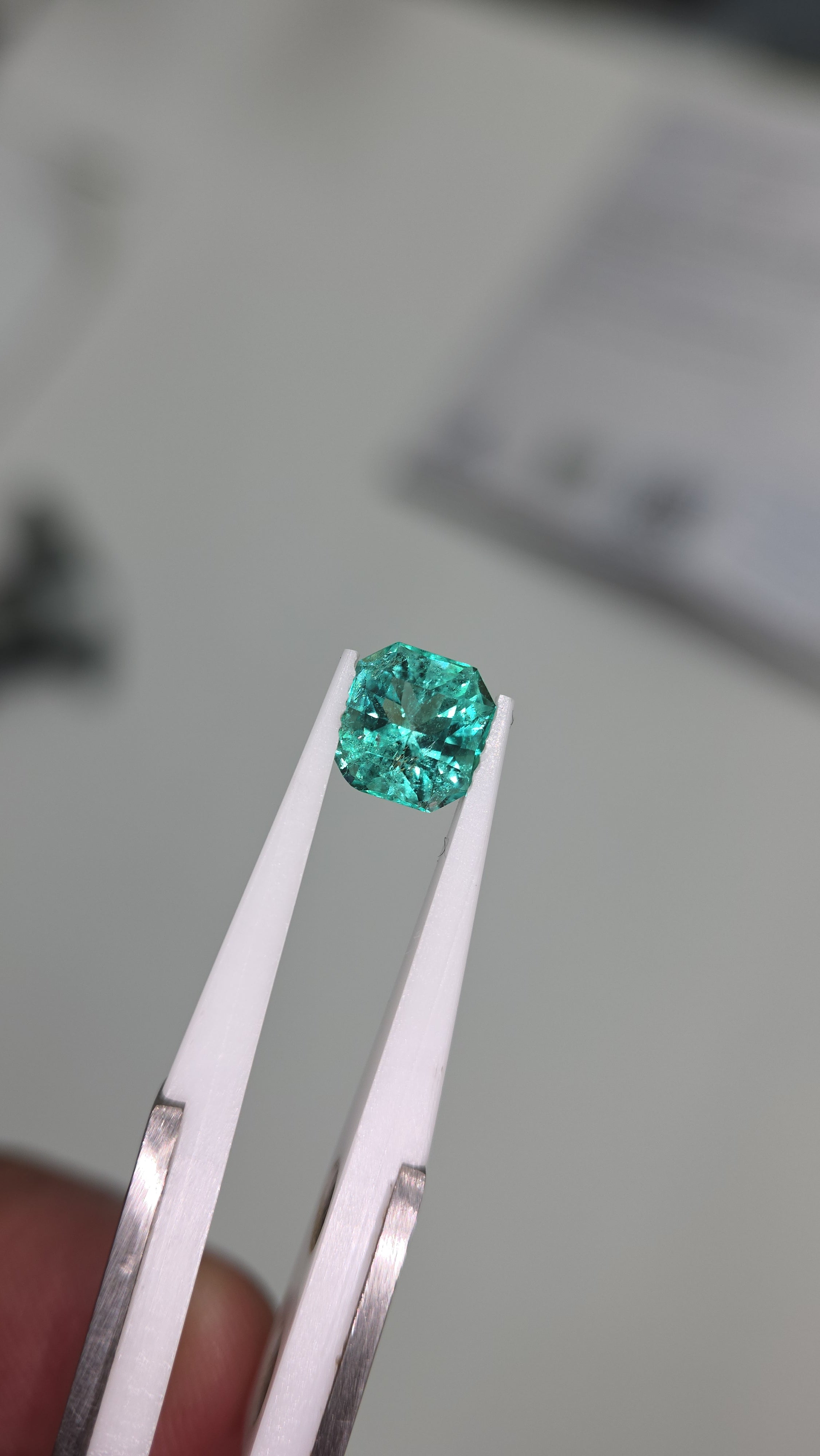 Esmeralda natural de chivor 7.93 × 7.53 × 5.32 mm / Corte cuadrado