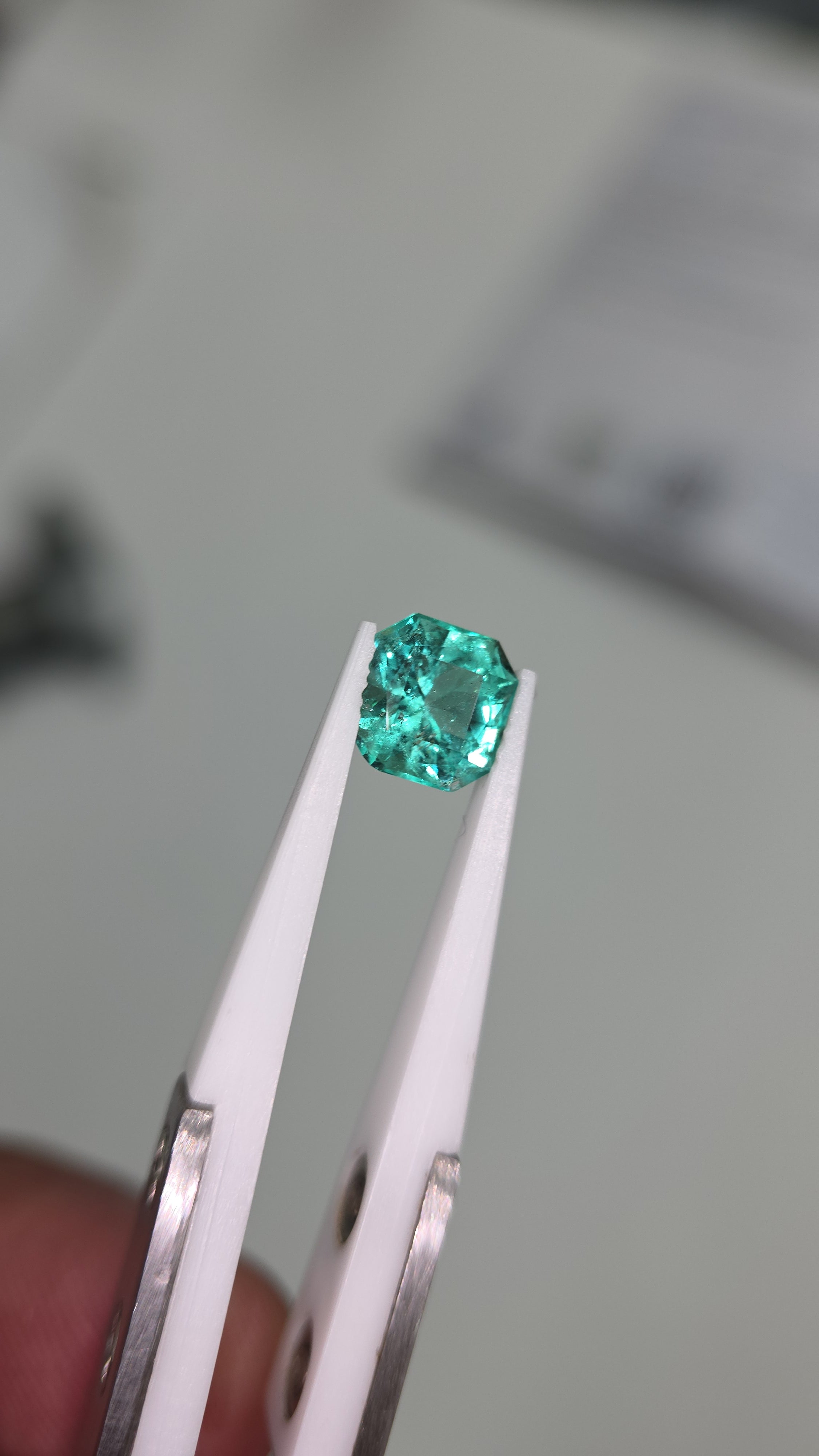 Esmeralda natural de chivor 7.93 × 7.53 × 5.32 mm / Corte cuadrado