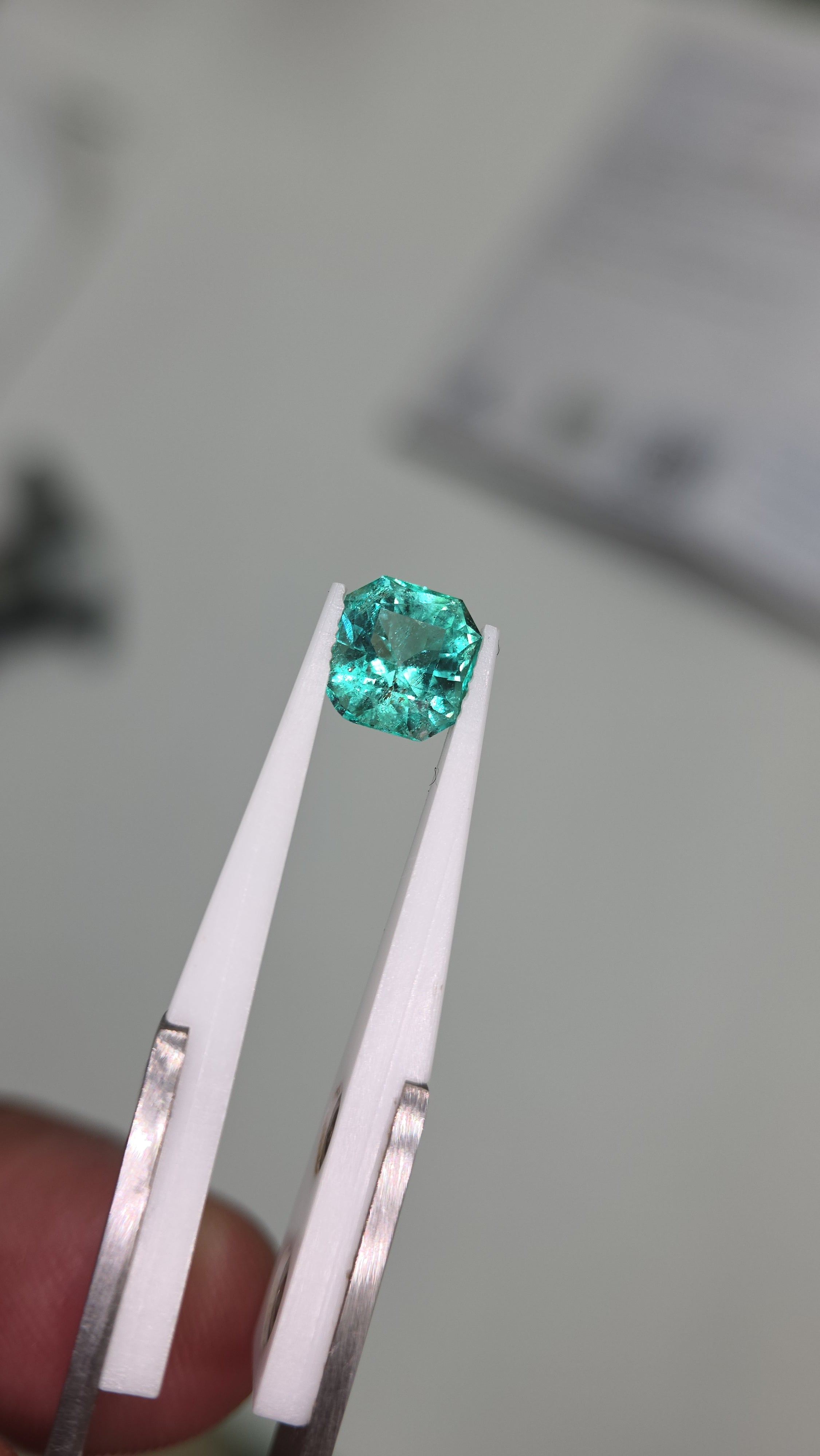 Esmeralda natural de chivor 7.93 × 7.53 × 5.32 mm / Corte cuadrado