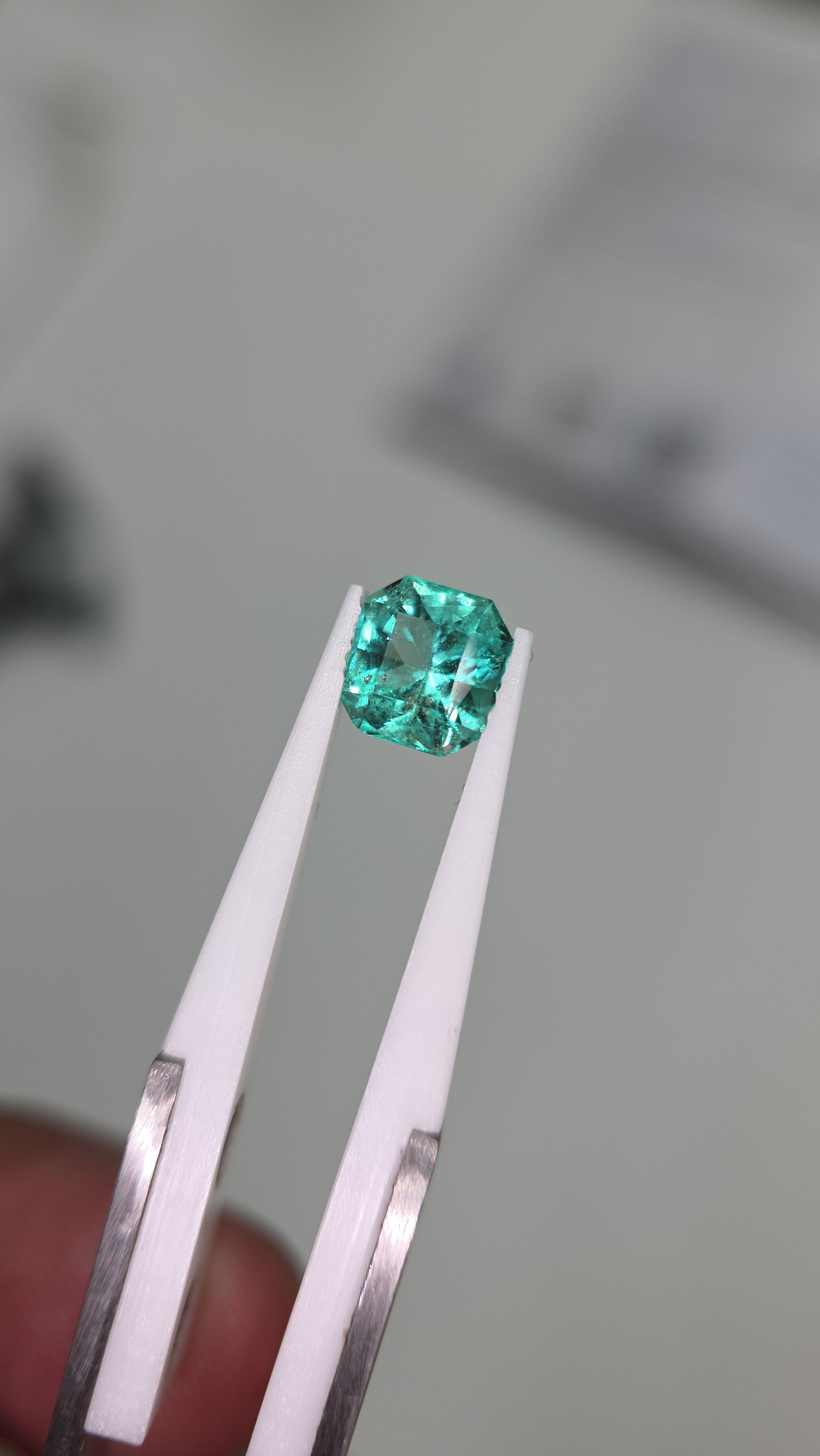 Esmeralda natural de chivor 7.93 × 7.53 × 5.32 mm / Corte cuadrado