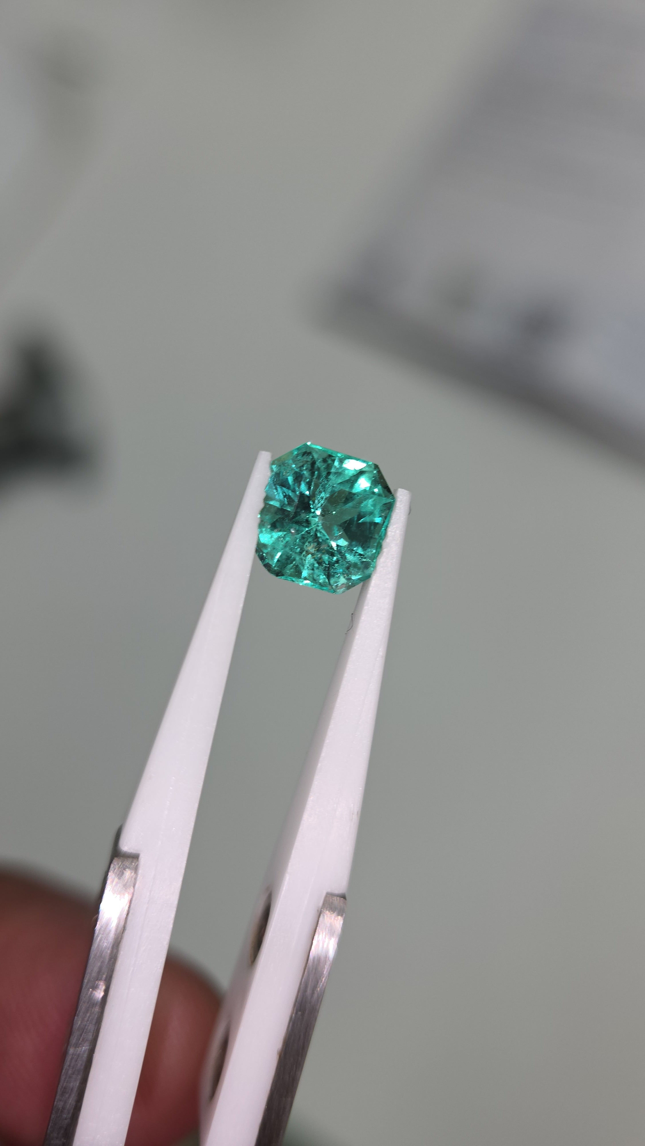 Esmeralda natural de chivor 7.93 × 7.53 × 5.32 mm / Corte cuadrado