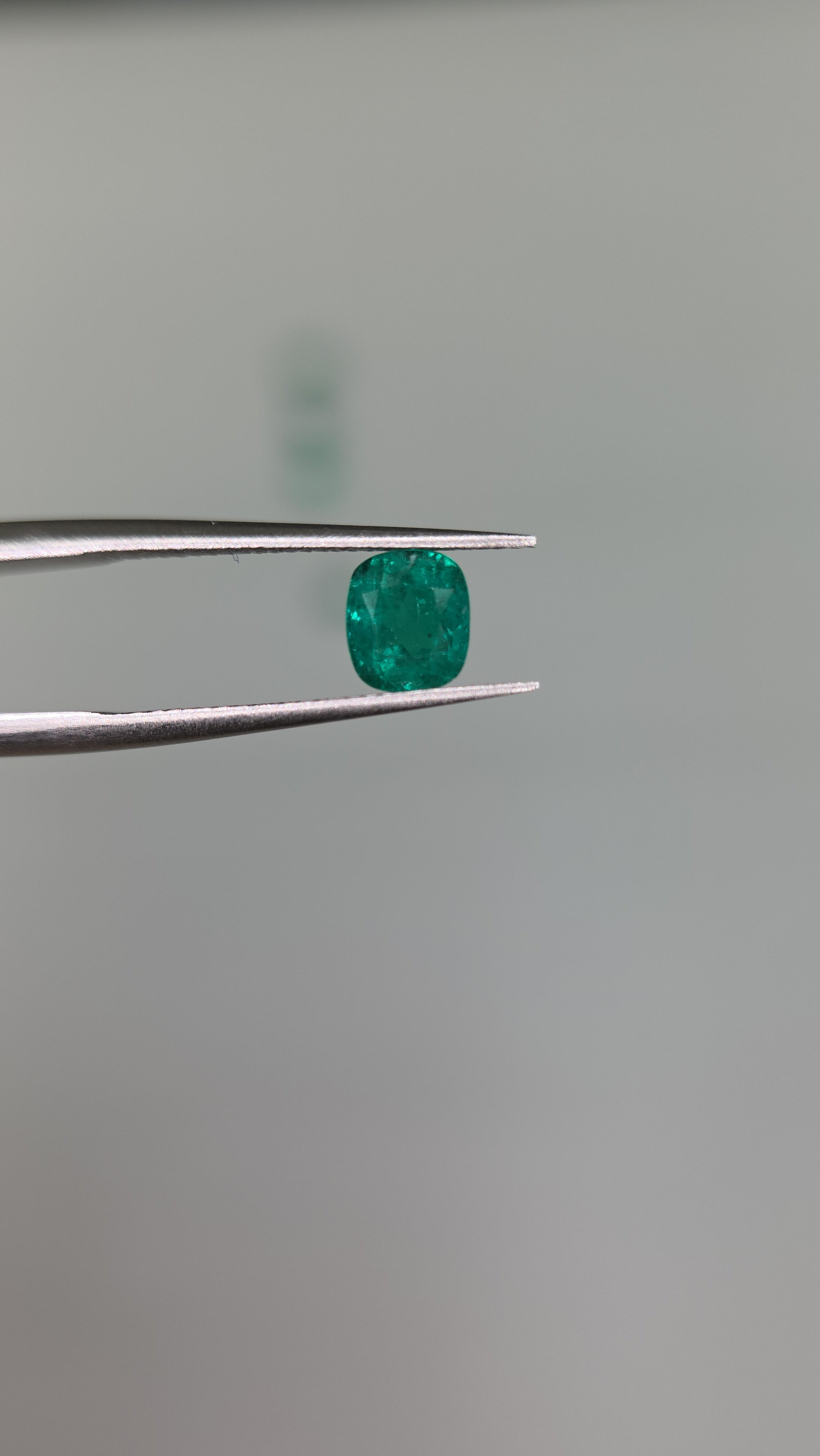 Esmeralda natural 5.63 x 5 x 4.40mm/ corte cushion cuadrado