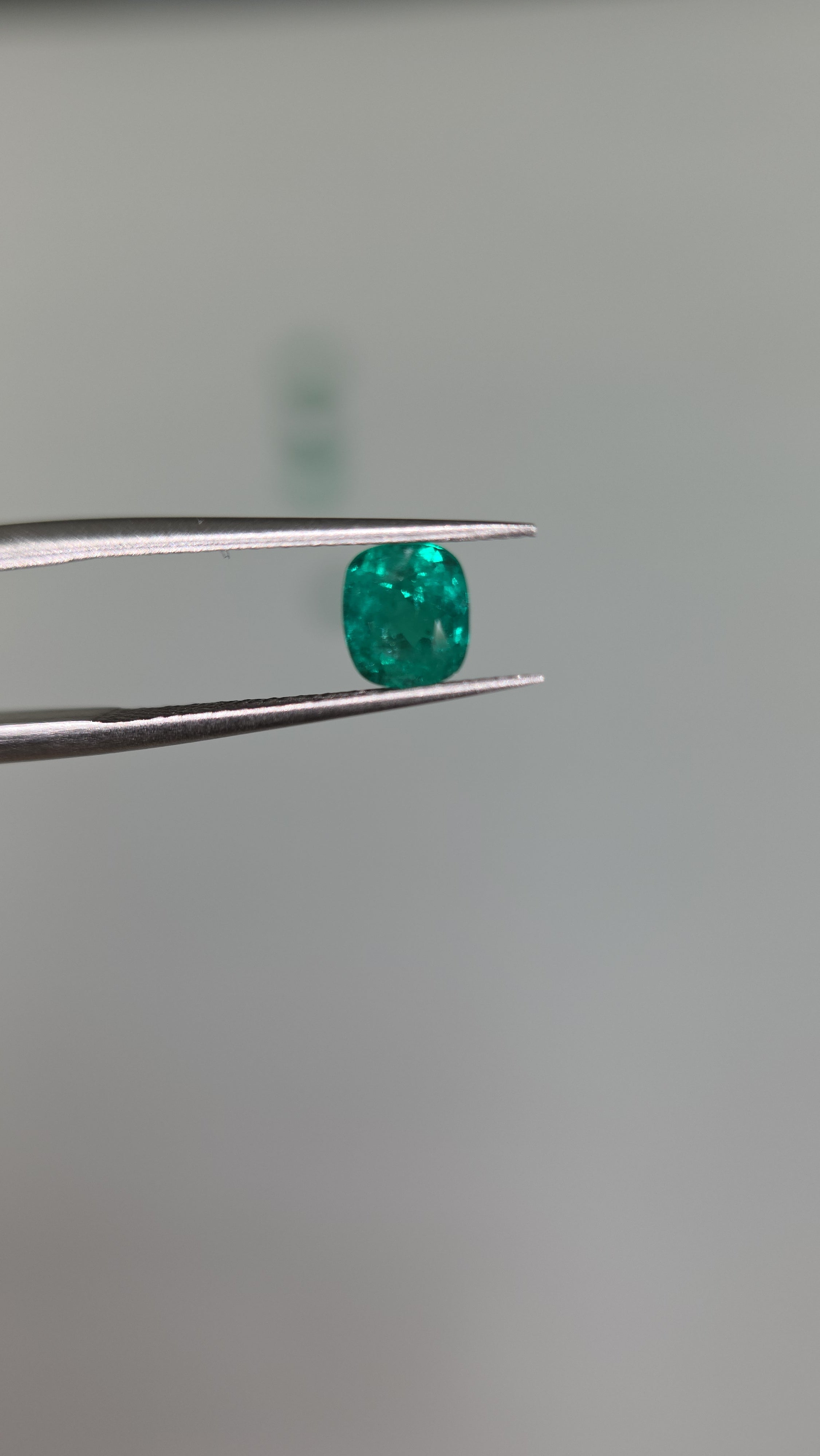 Esmeralda natural 5.63 x 5 x 4.40mm/ corte cushion cuadrado