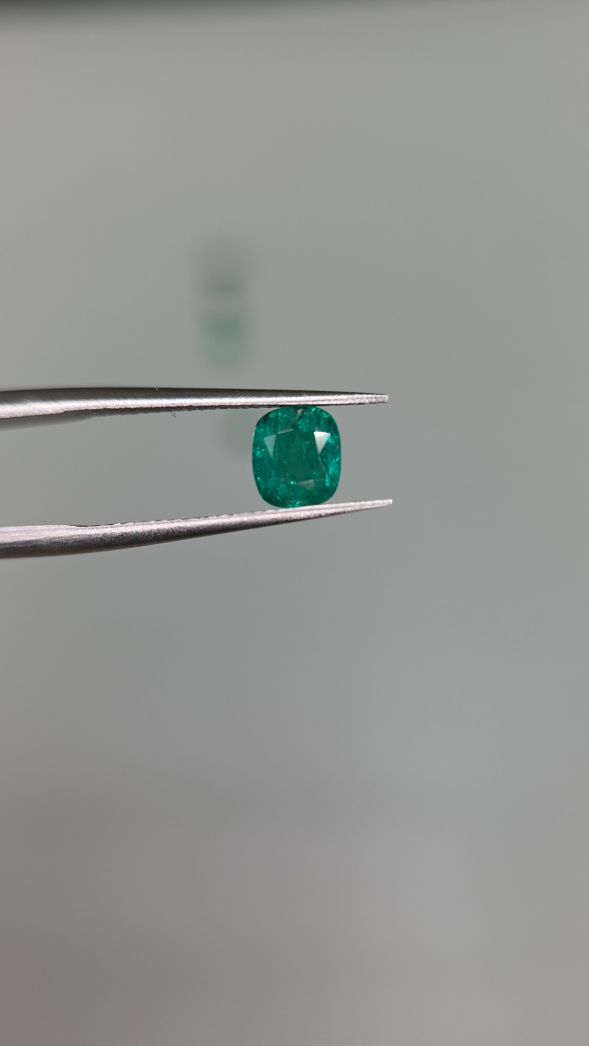 Esmeralda natural 5.63 x 5 x 4.40mm/ corte cushion cuadrado