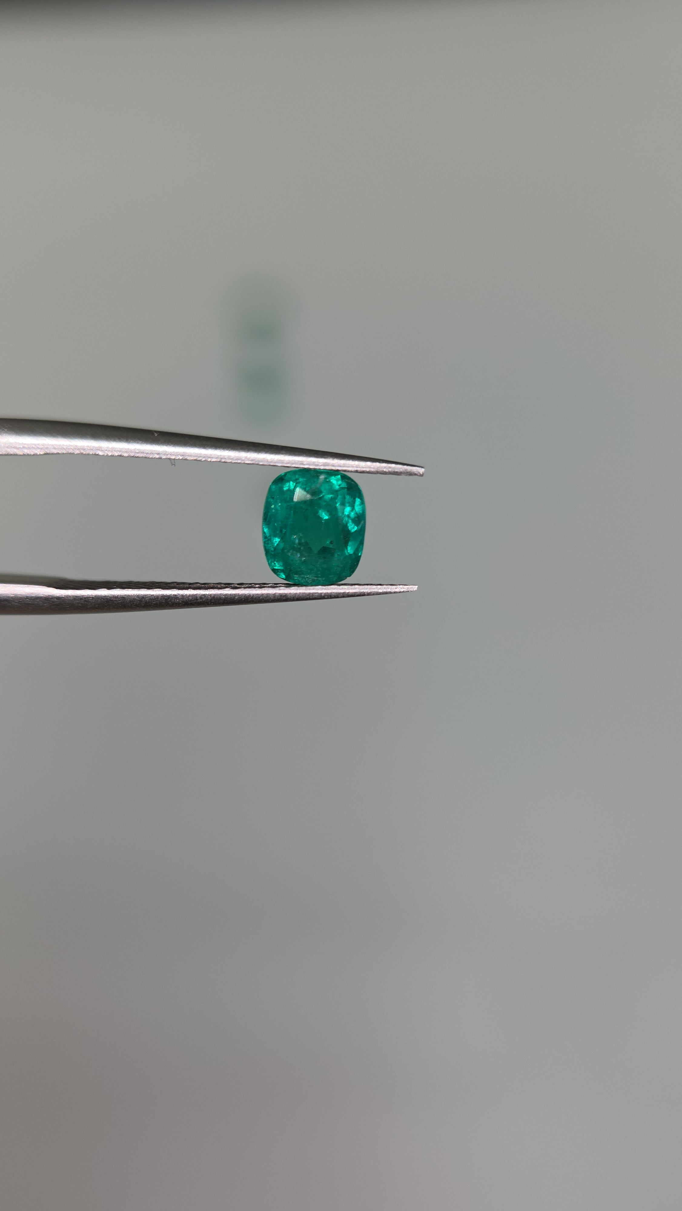 Esmeralda natural 5.63 x 5 x 4.40mm/ corte cushion cuadrado