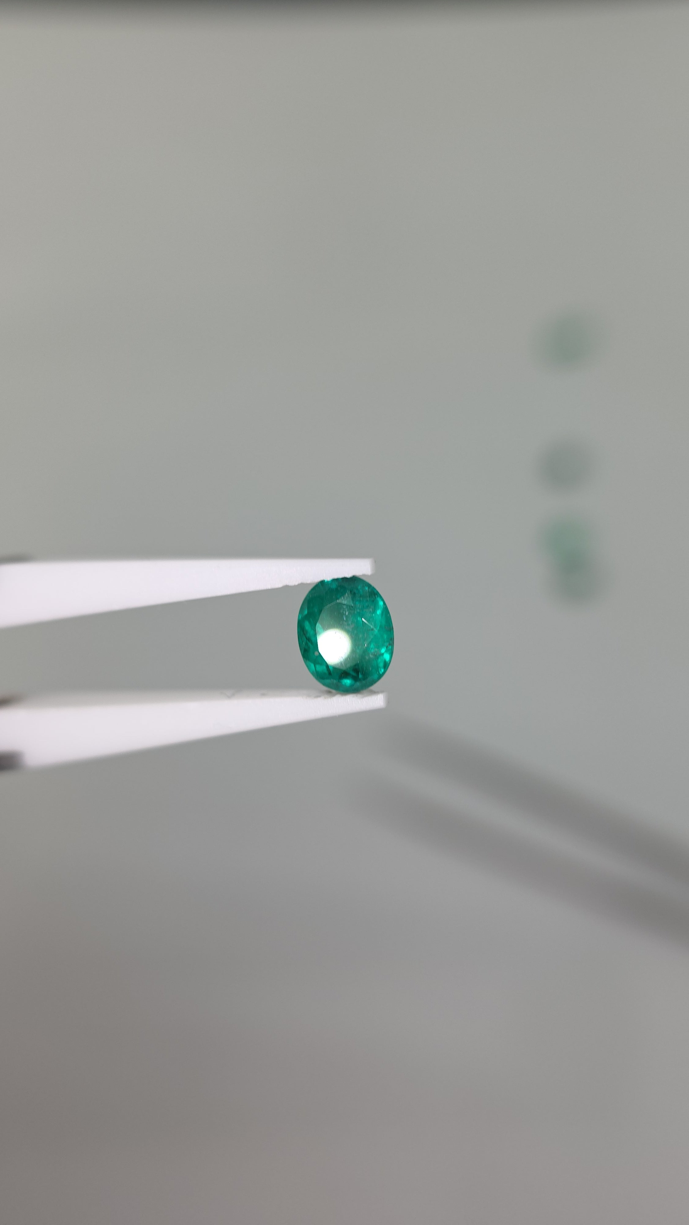 Esmeralda natural 5.79 X 7.06 X 4.98mm/corte ovalada