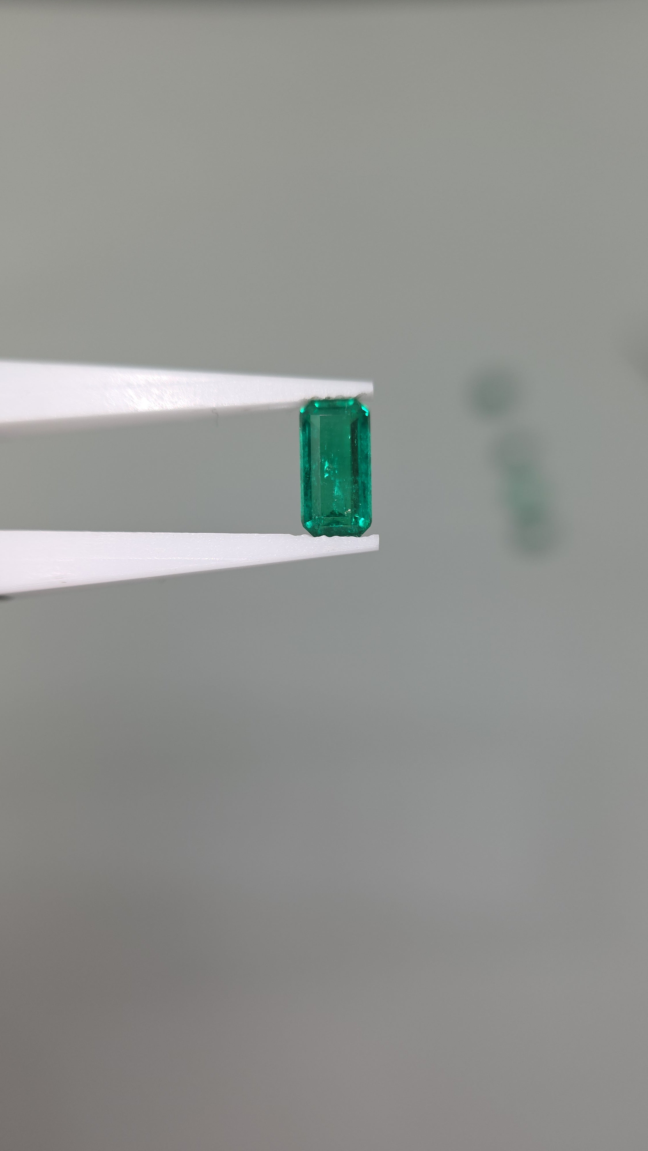 Esmeralda natural 4.27 x 8.45 x 3.28mm/corte rectangular