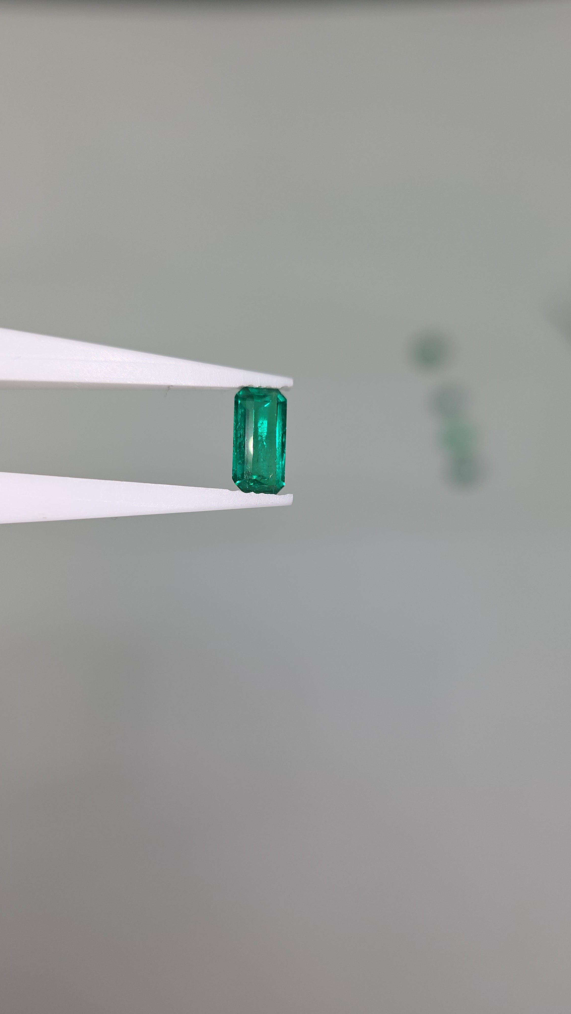 Esmeralda natural 4.27 x 8.45 x 3.28mm/corte rectangular