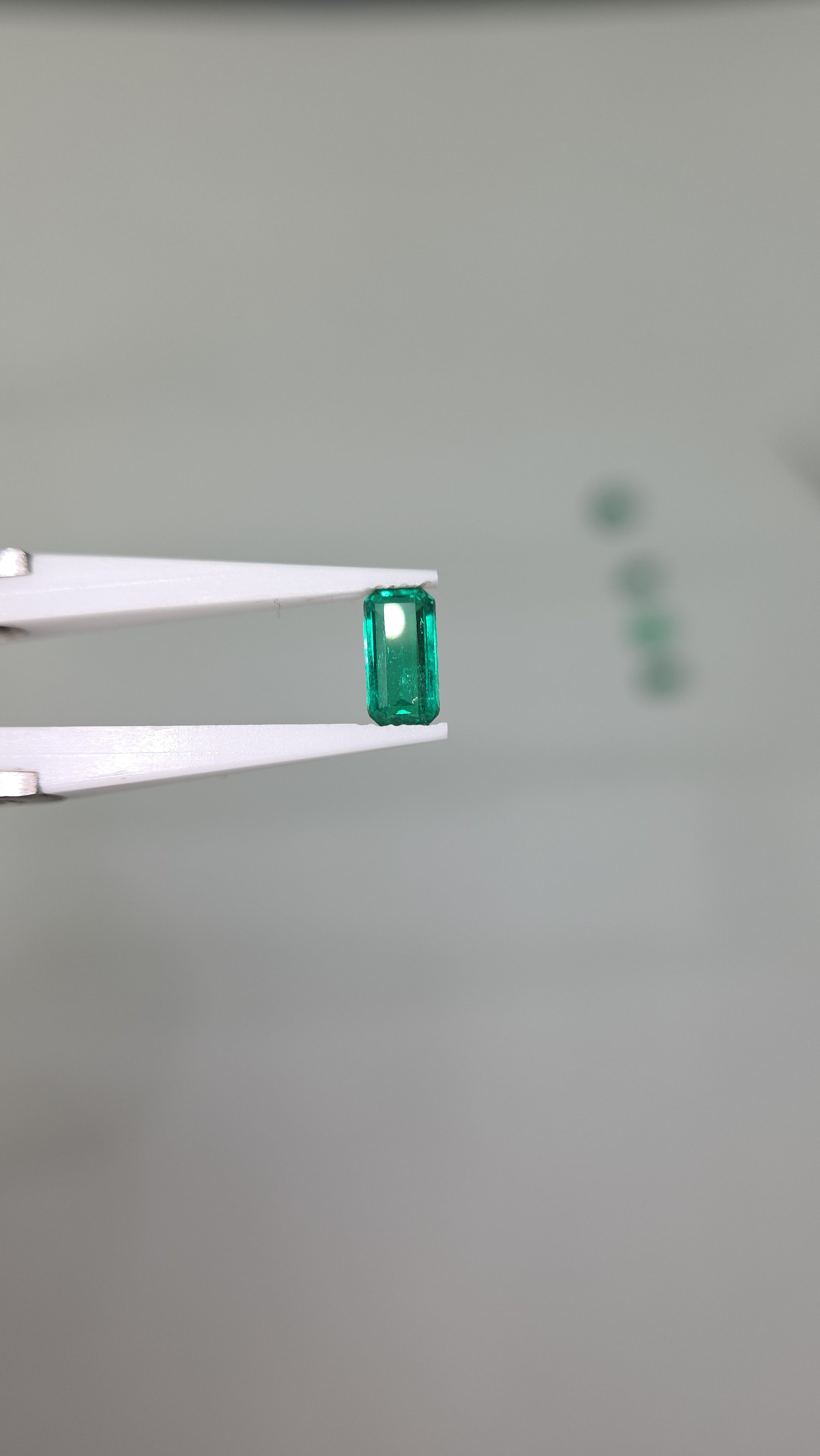 Esmeralda natural 4.27 x 8.45 x 3.28mm/corte rectangular