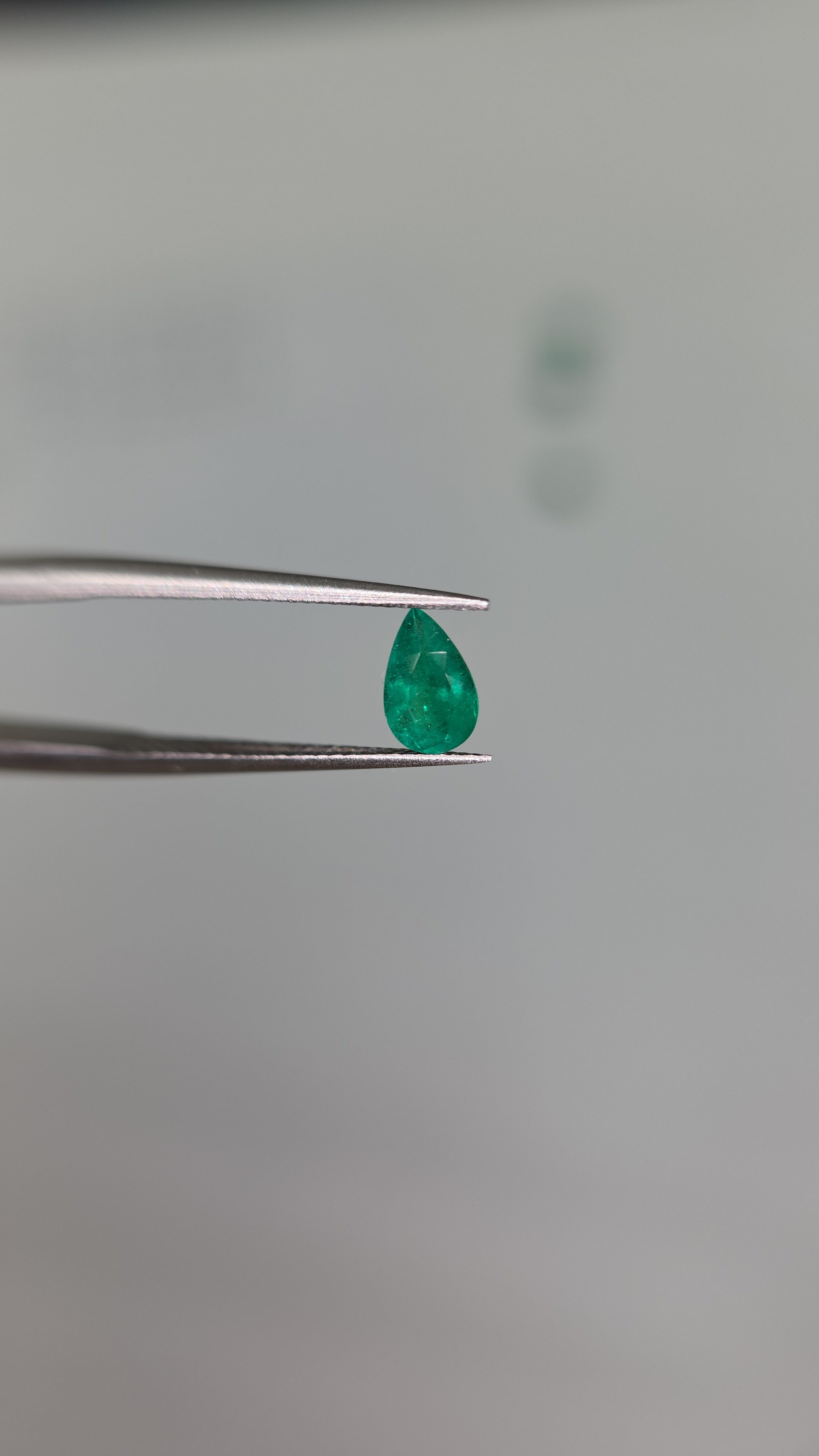 Esmeralda natural 3.85 x 6.14 x 2.87mm/corte lagrima