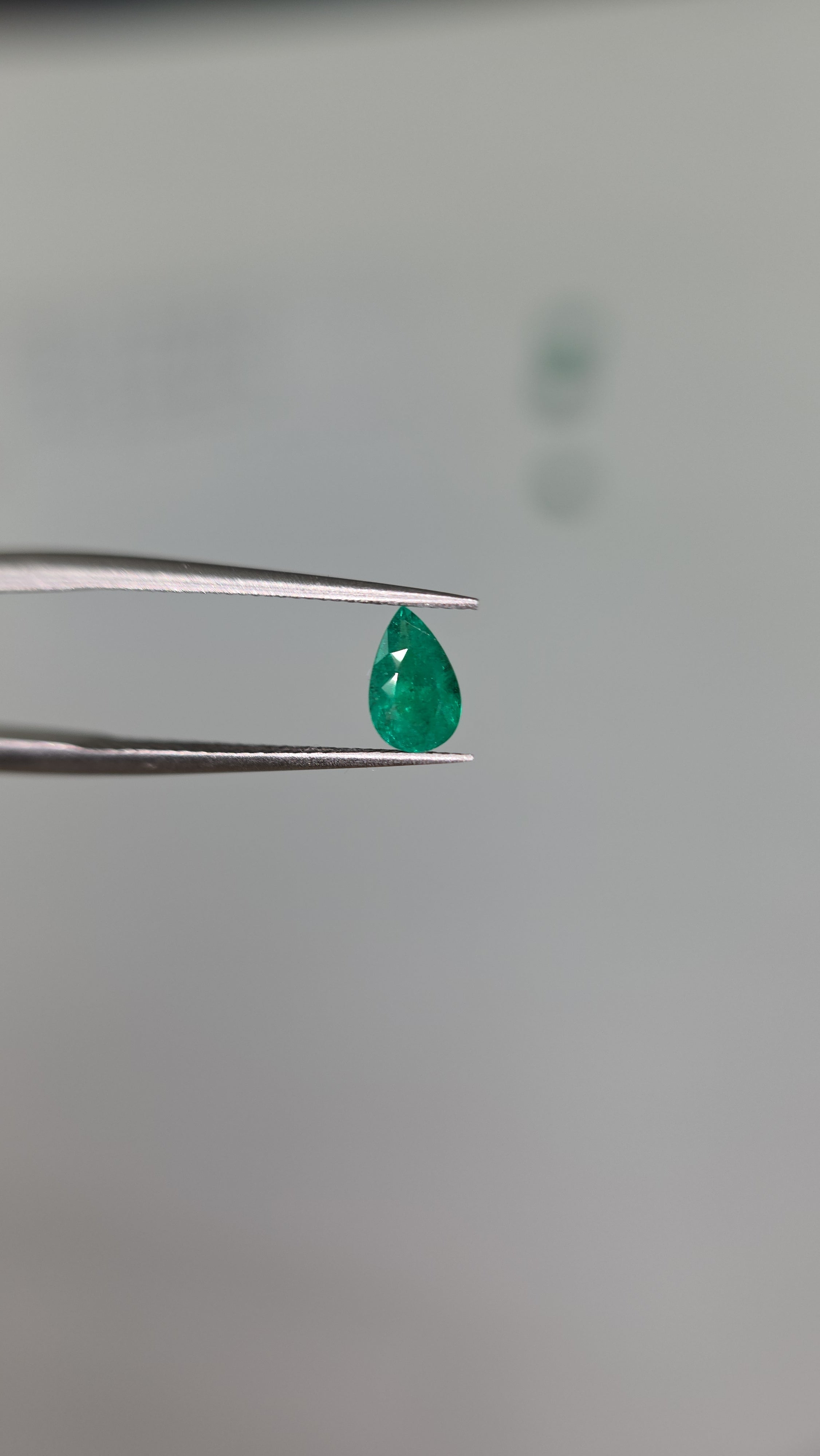 Esmeralda natural 3.85 x 6.14 x 2.87mm/corte lagrima