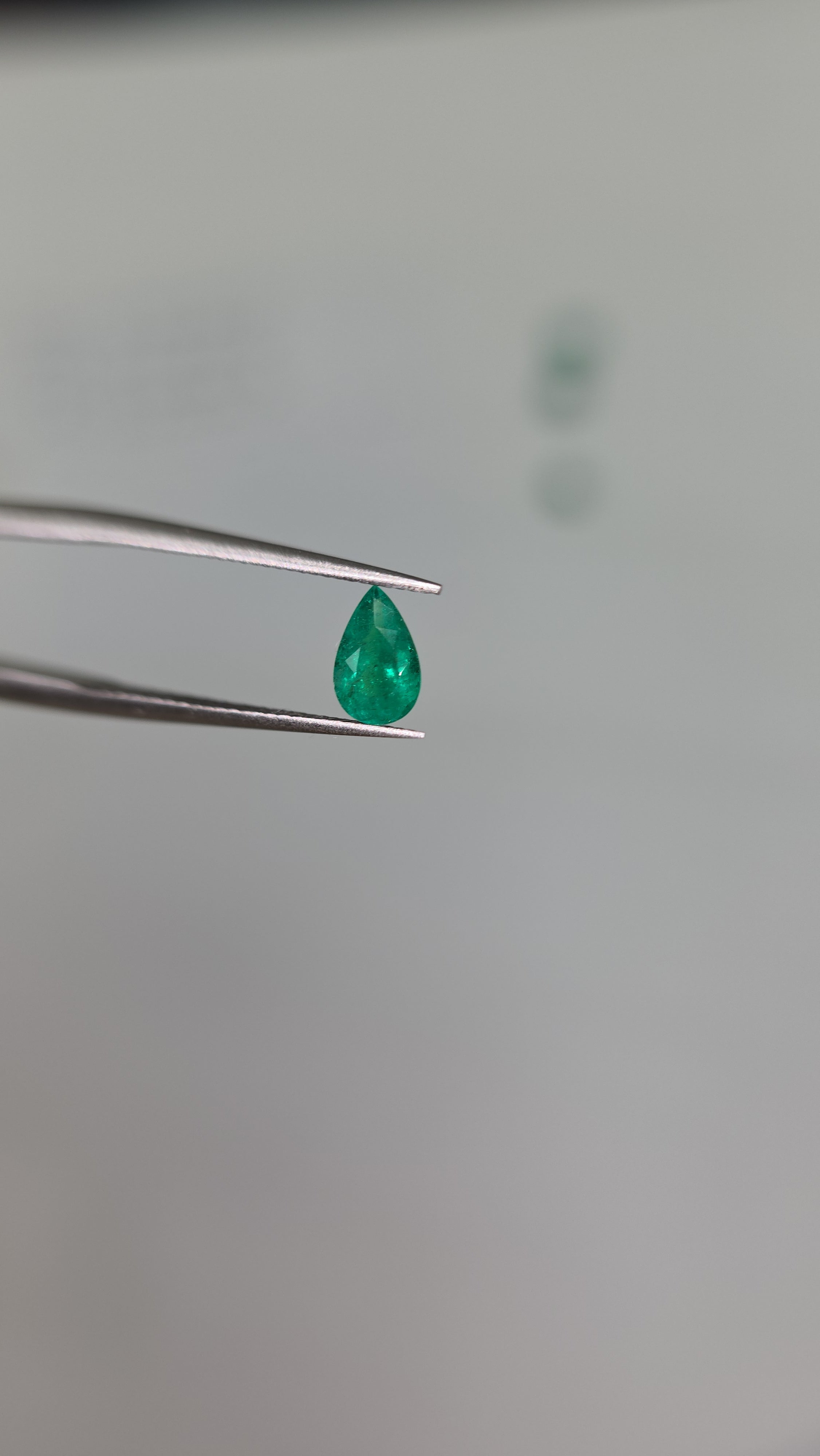 Esmeralda natural 3.85 x 6.14 x 2.87mm/corte lagrima