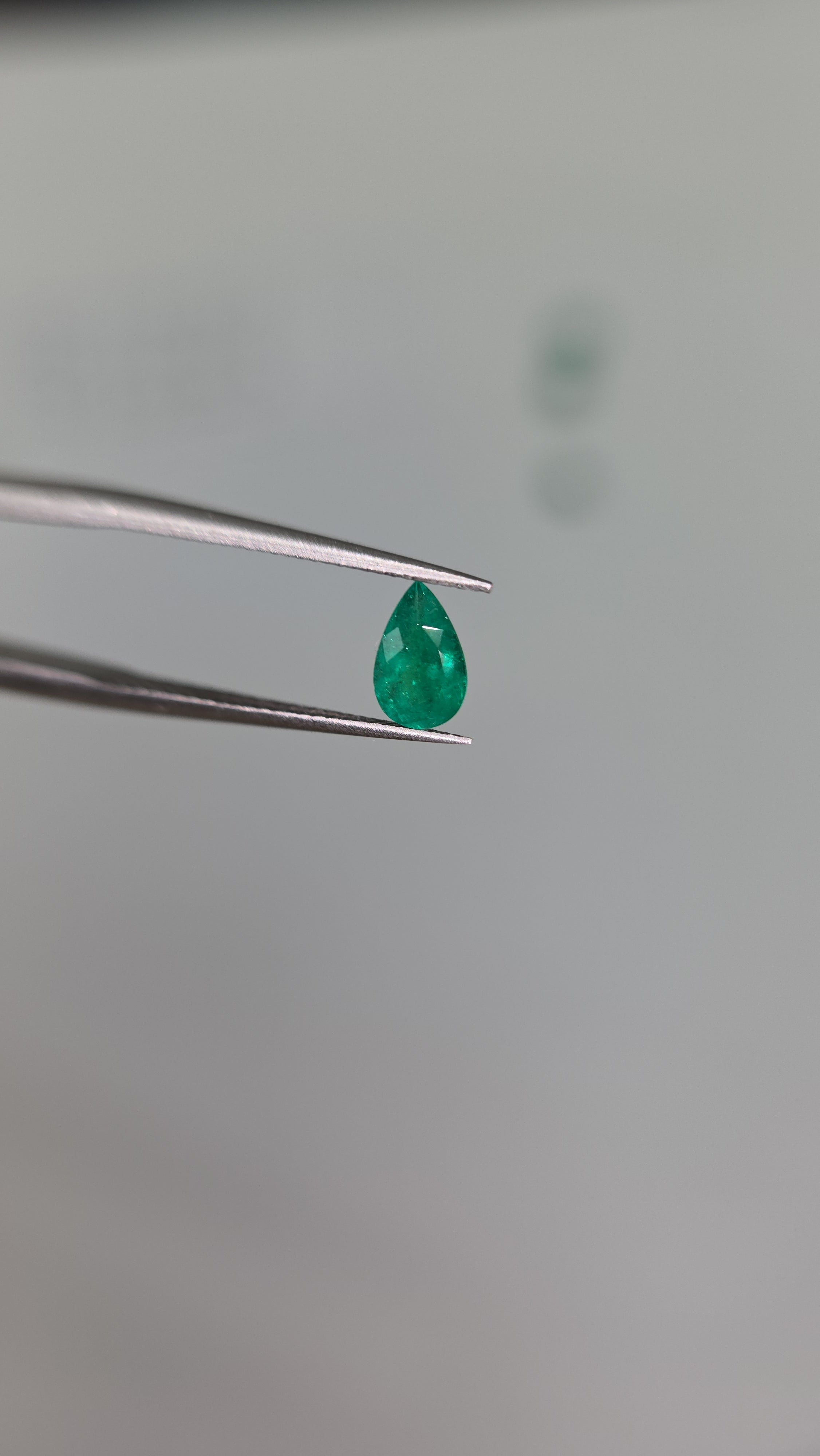 Esmeralda natural 3.85 x 6.14 x 2.87mm/corte lagrima