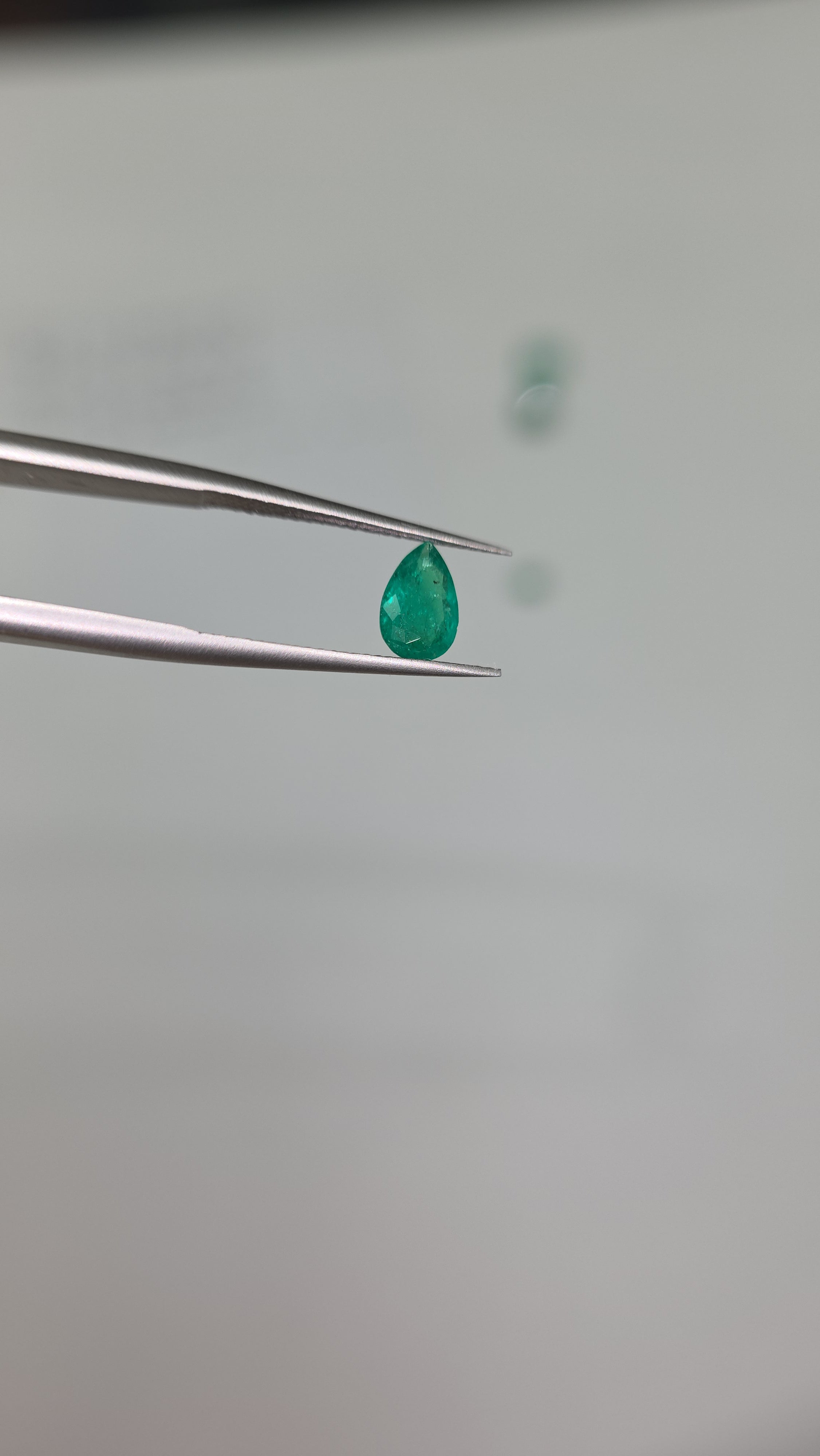 Esmeralda natural 4.64 x 6.88 x 3.12mm/corte lagrima