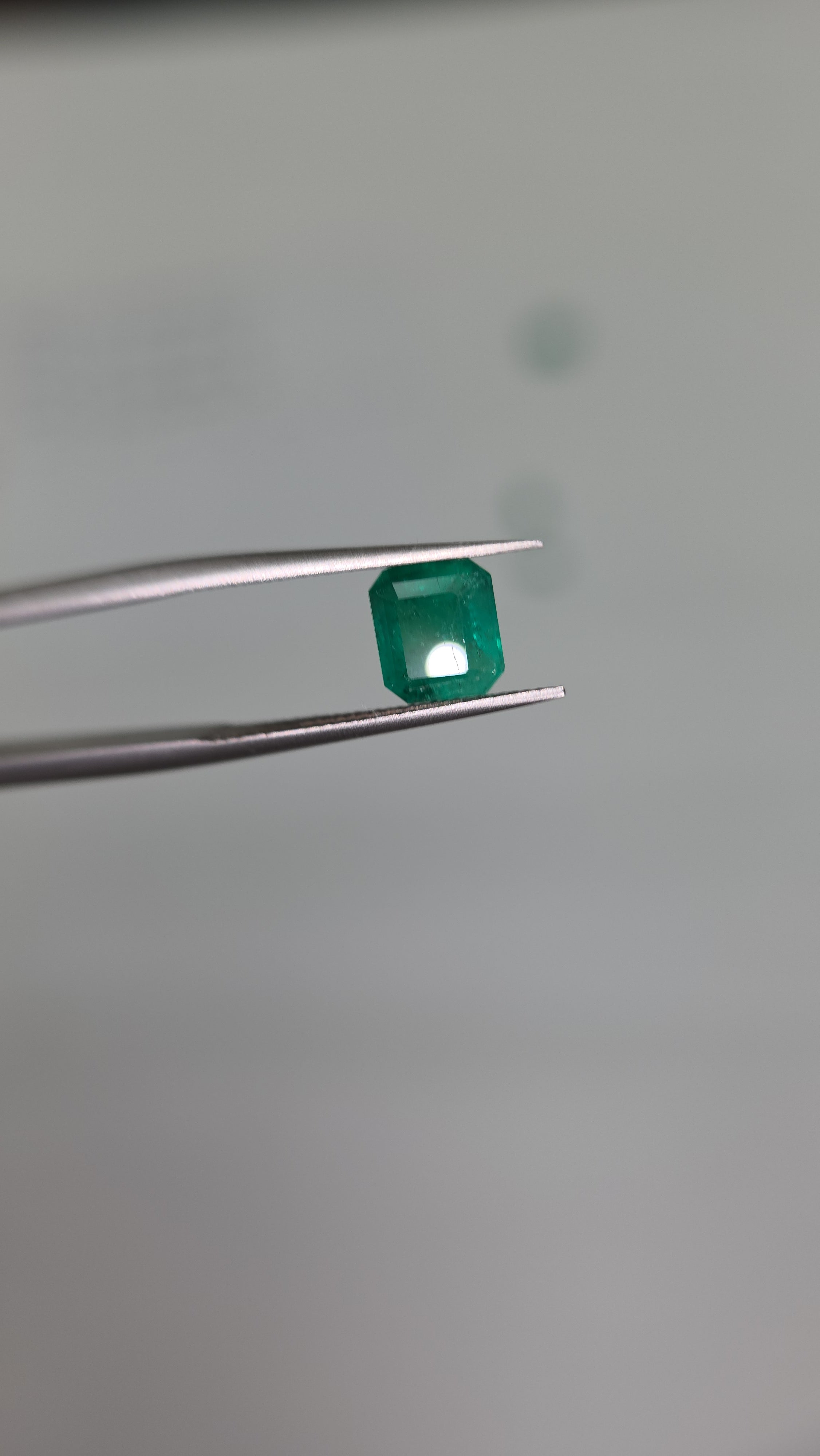 Esmeralda natural 5.77 x 6.61 x 3.86mm/corte cuadrado