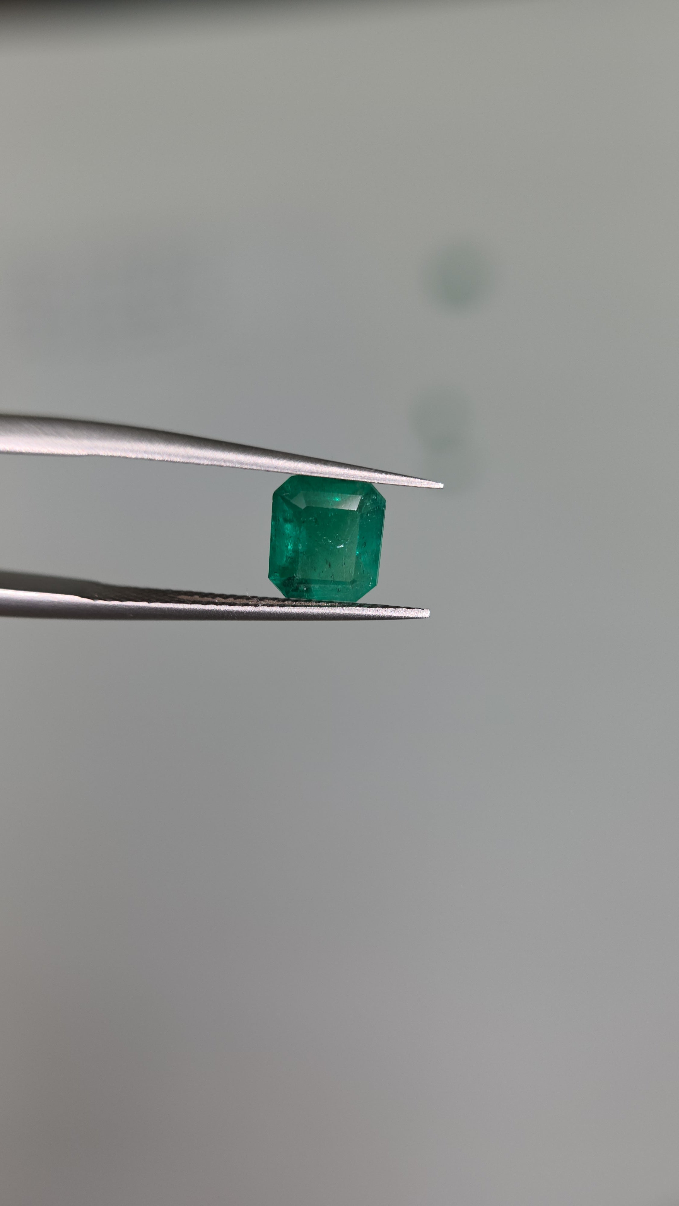 Esmeralda natural 5.77 x 6.61 x 3.86mm/corte cuadrado