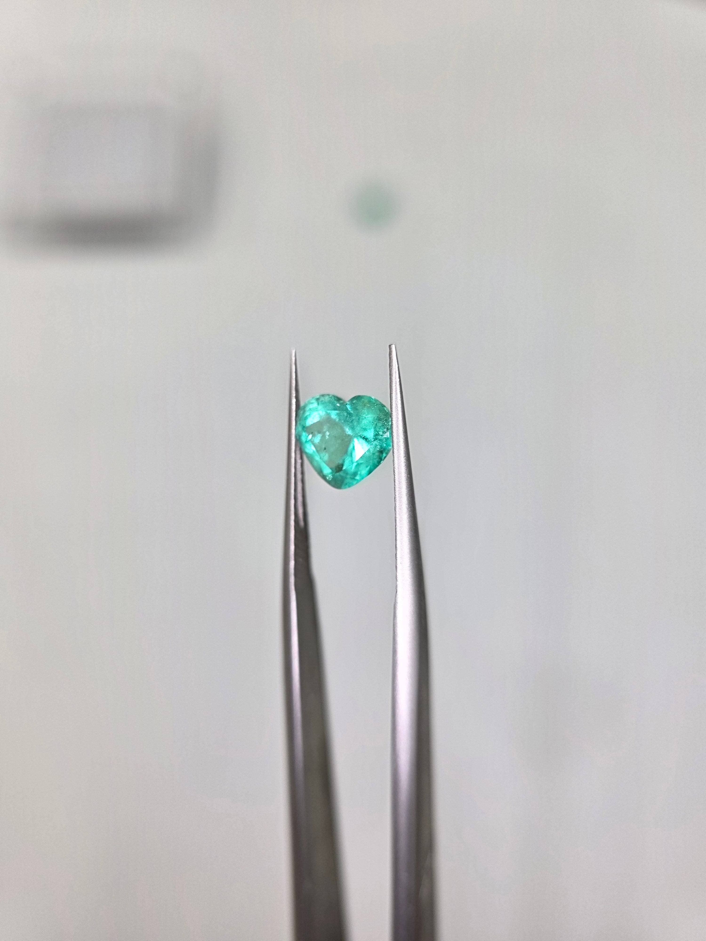 Esmeralda natural 4.10 x 5.01 x 2.61mm