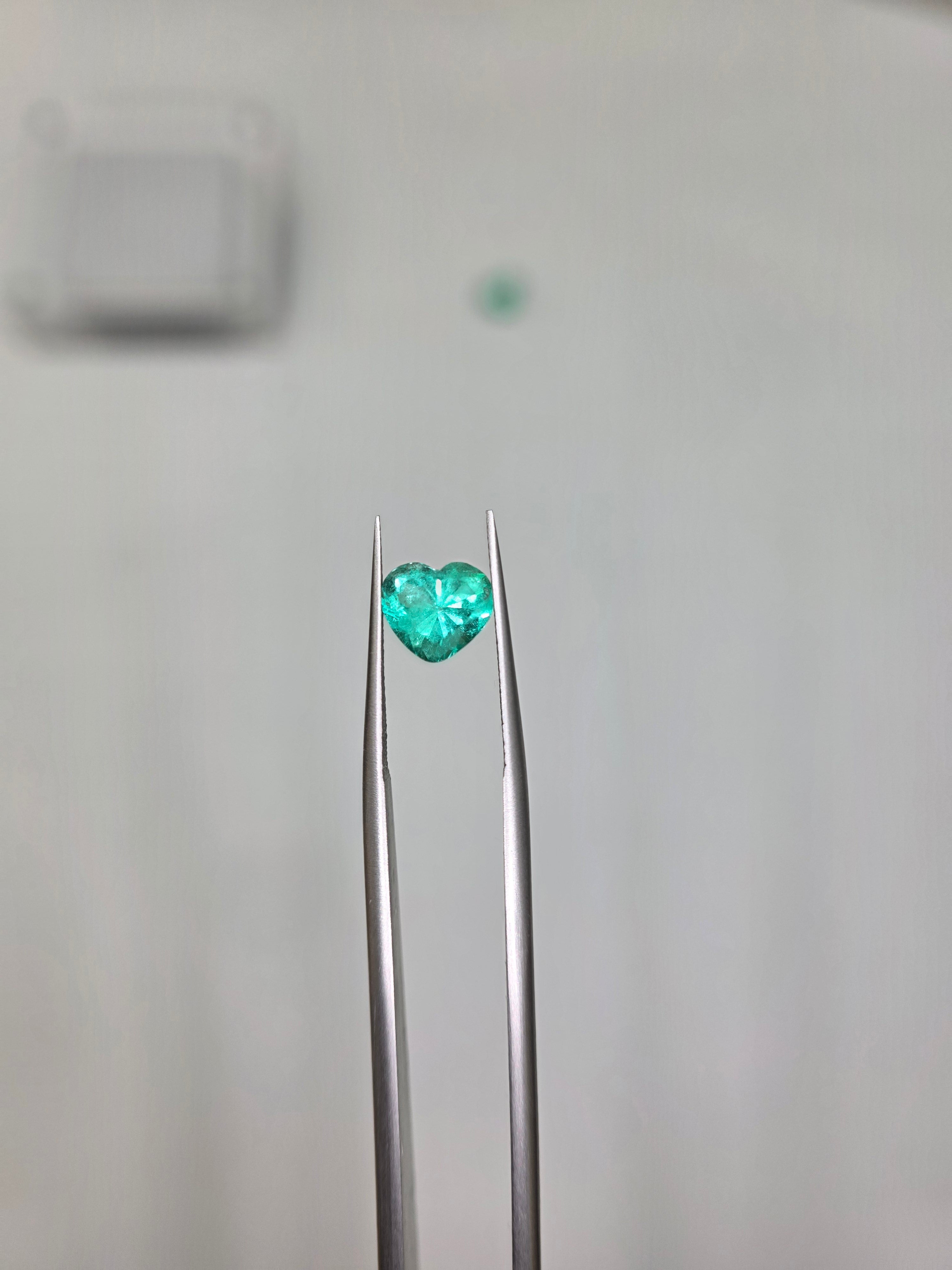 Esmeralda natural 4.10 x 5.01 x 2.61mm