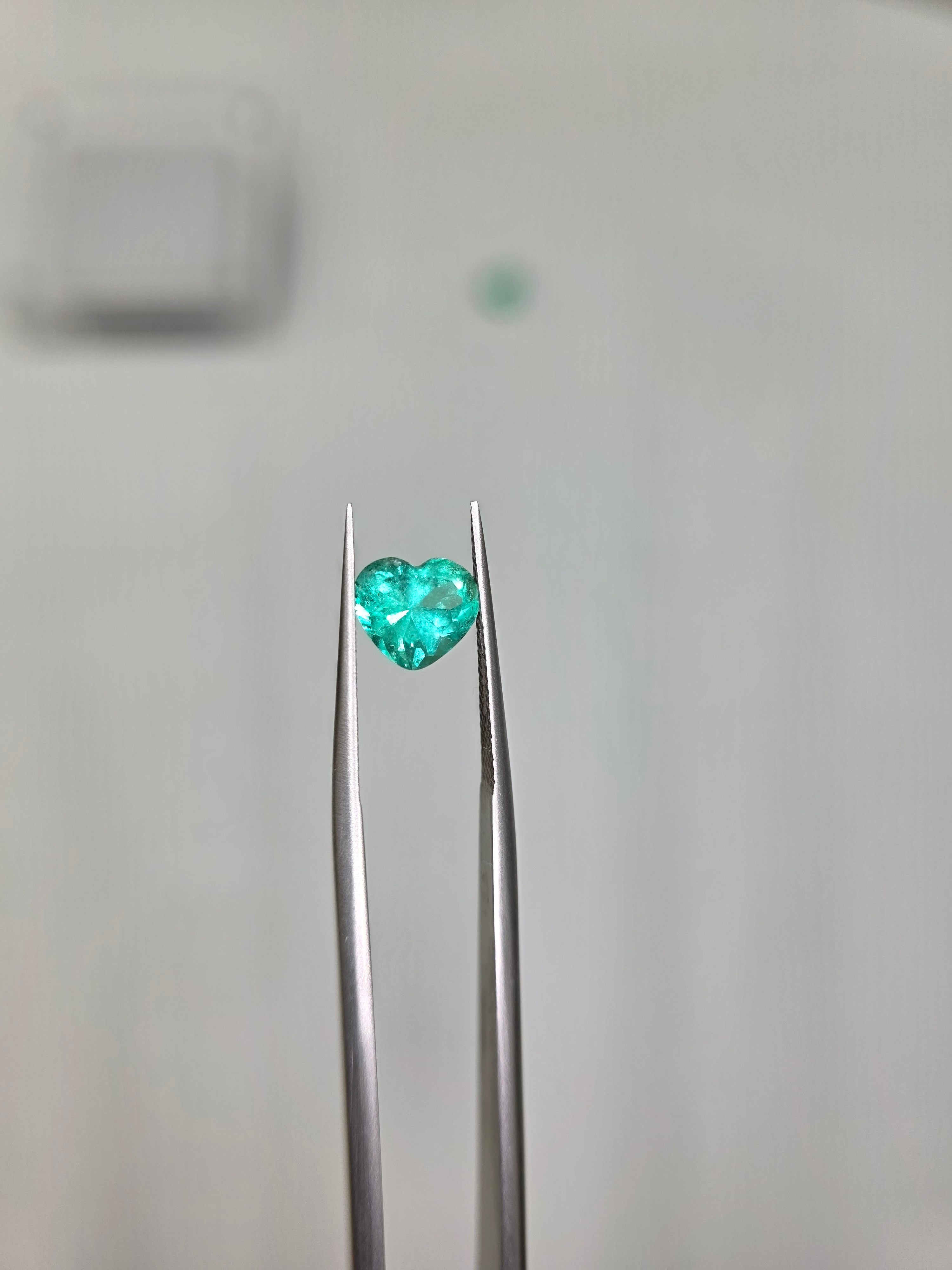 Esmeralda natural 4.10 x 5.01 x 2.61mm