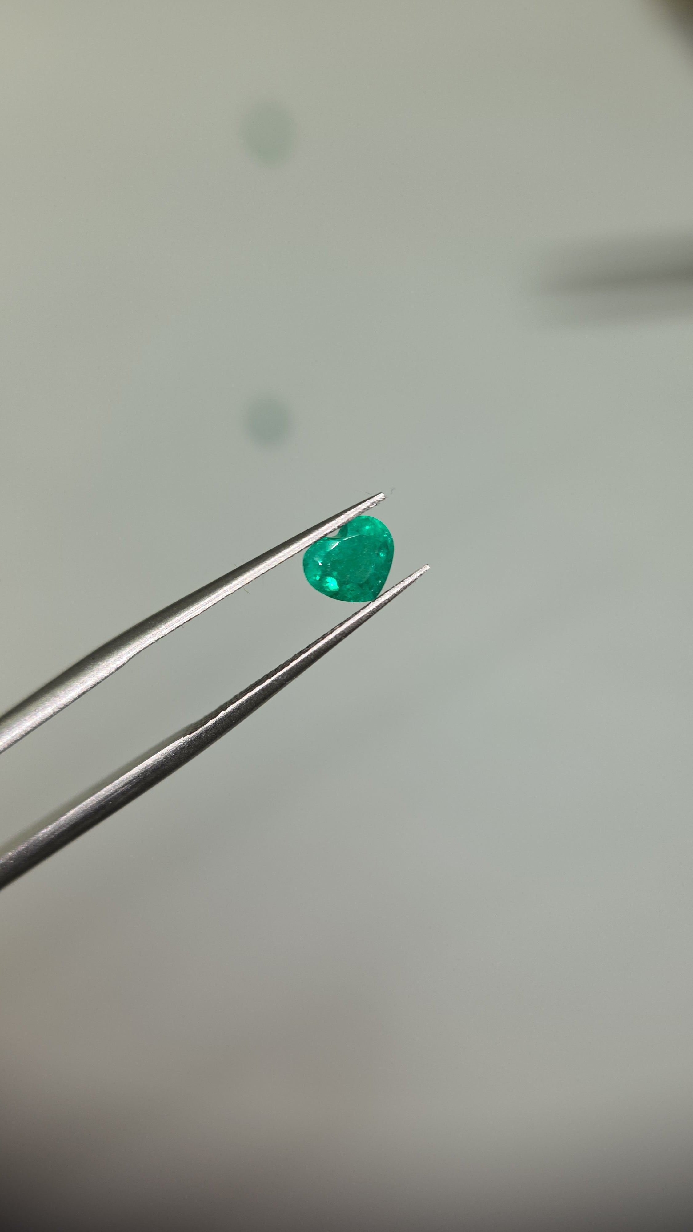 Esmeralda natural 6.78 x 7.71 x 5.09mm/corte corazon