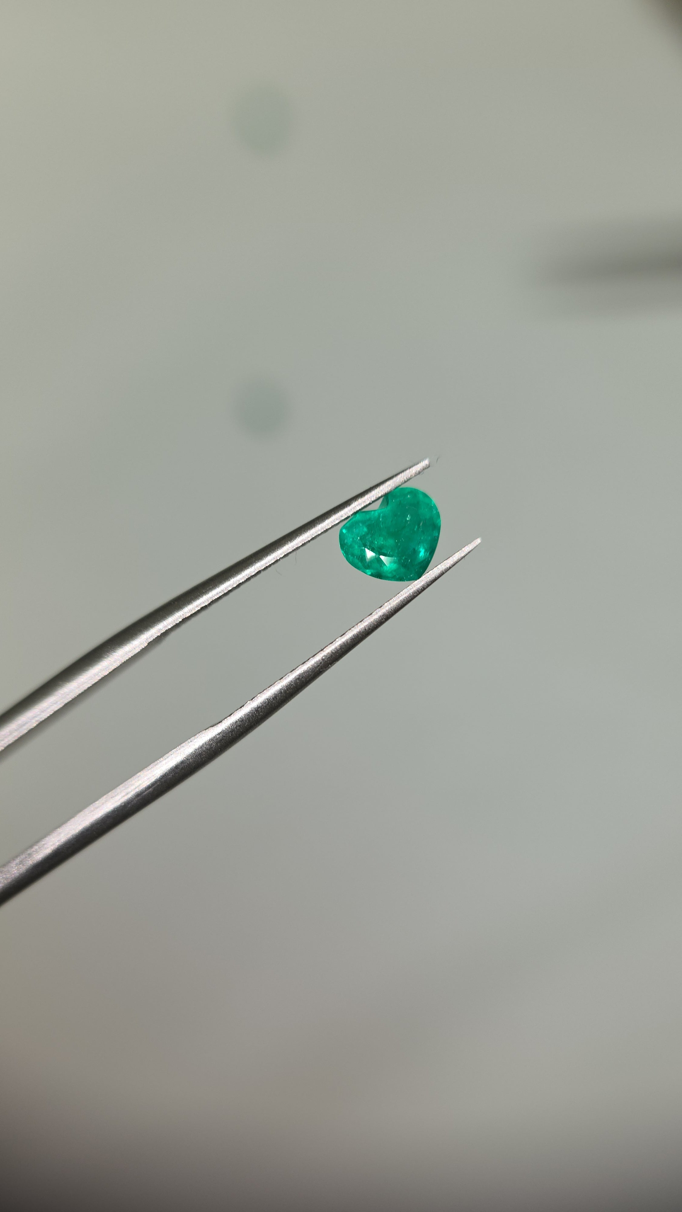Esmeralda natural 6.78 x 7.71 x 5.09mm/corte corazon