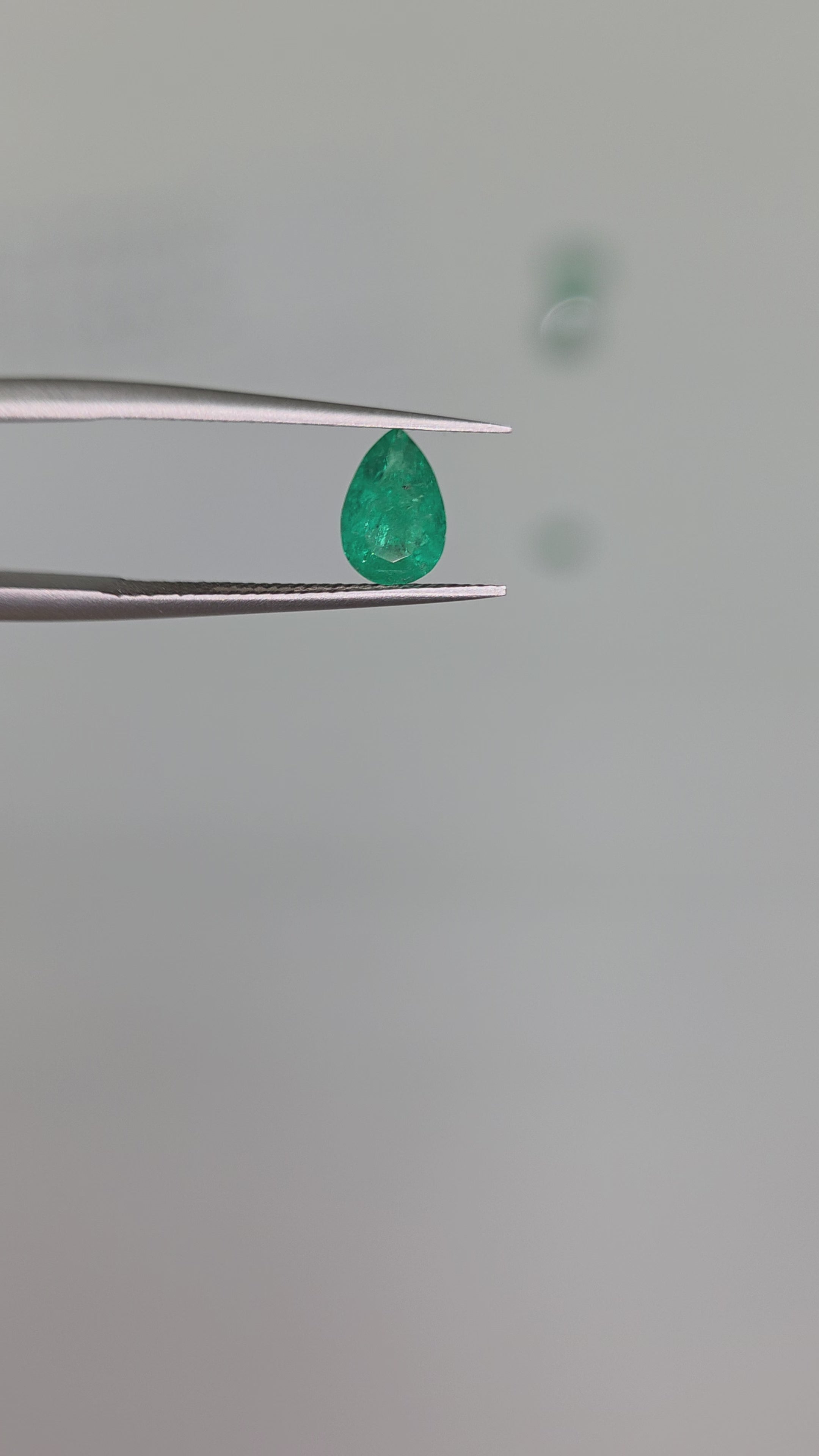 Esmeralda natural 4.64 x 6.88 x 3.12mm/corte lagrima