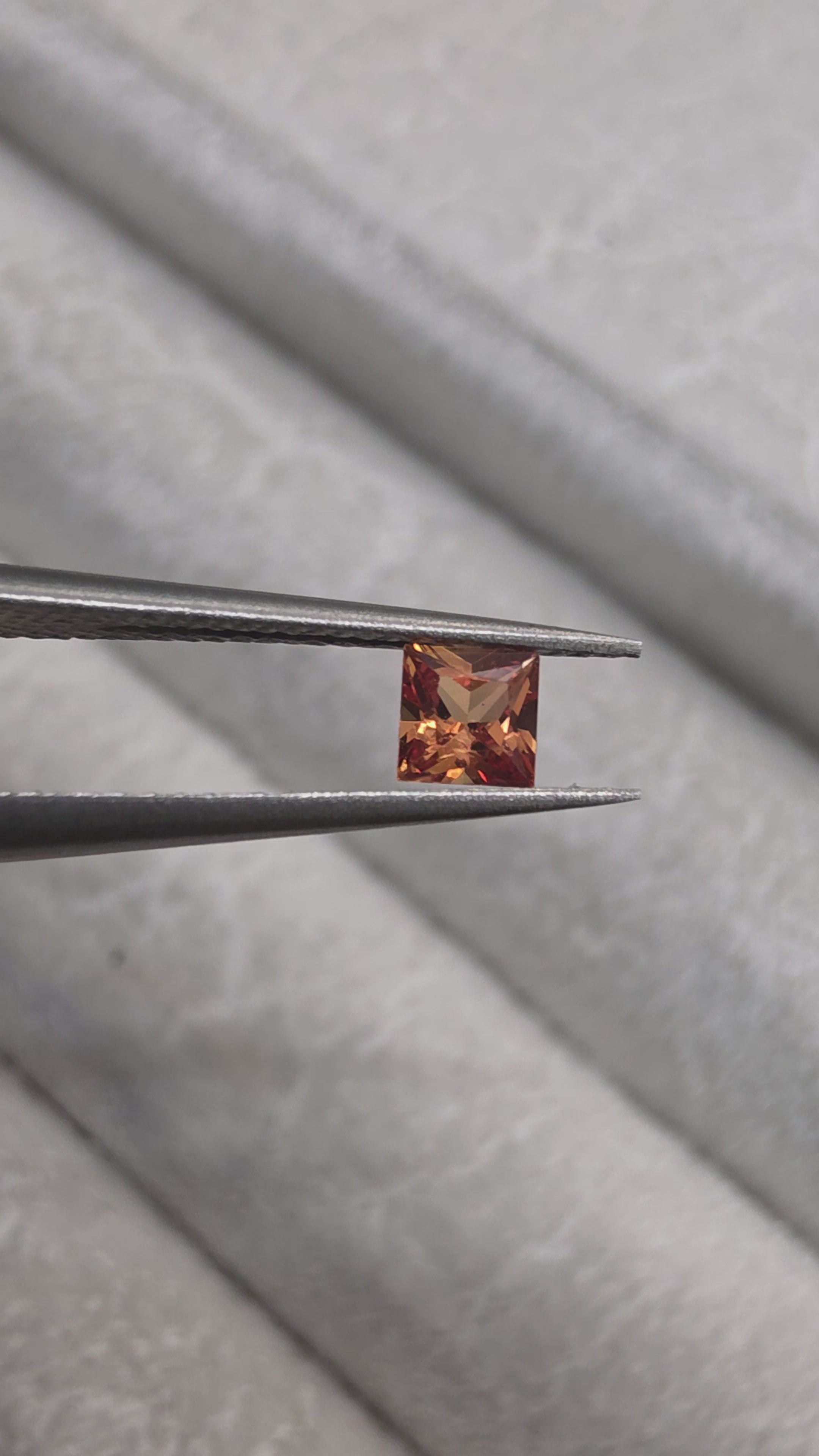 Zafiro Natural  naranja 3.32mm TE /Corte princesa