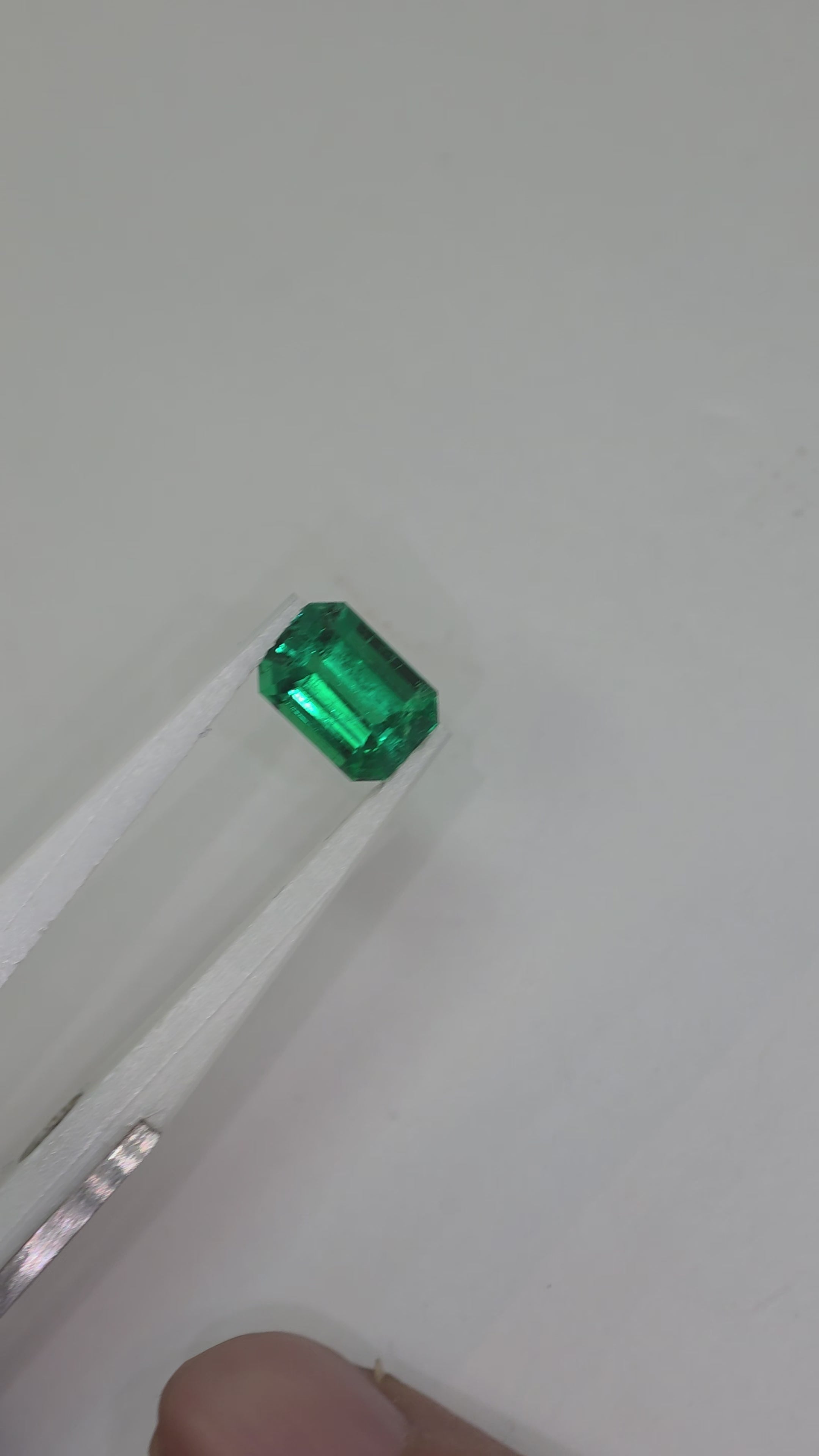 Esmeralda natural de muzo 8.38 × 5.92 × 4.59 mm / Corte rectangular