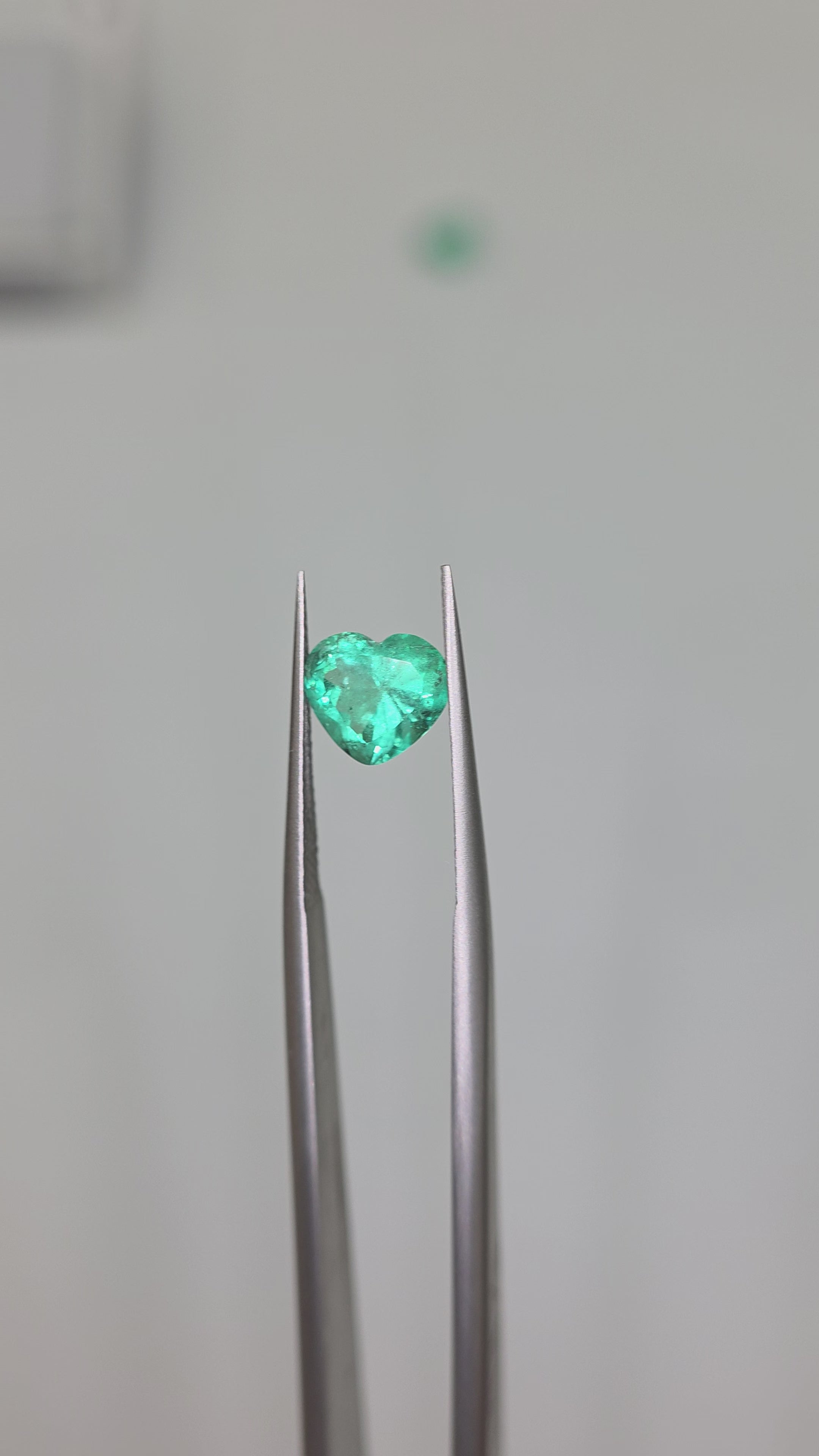 Esmeralda natural 4.10 x 5.01 x 2.61mm