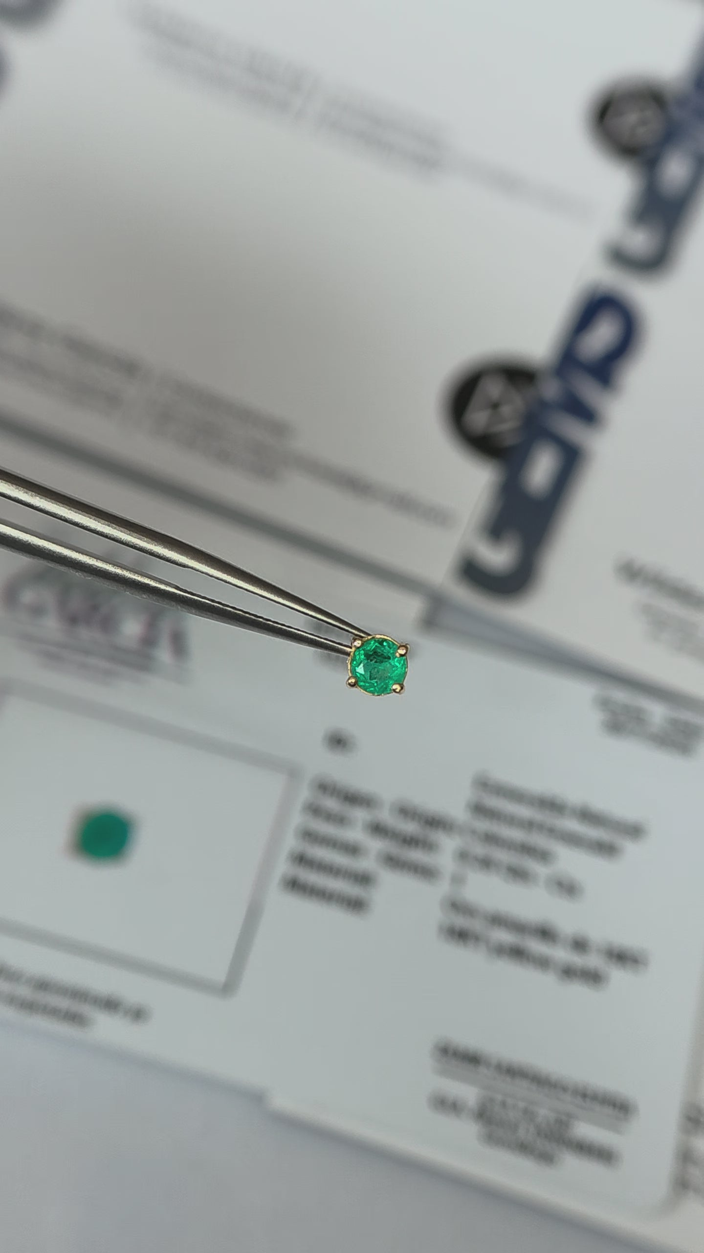 Dije en Esmeralda natural- oro 18k