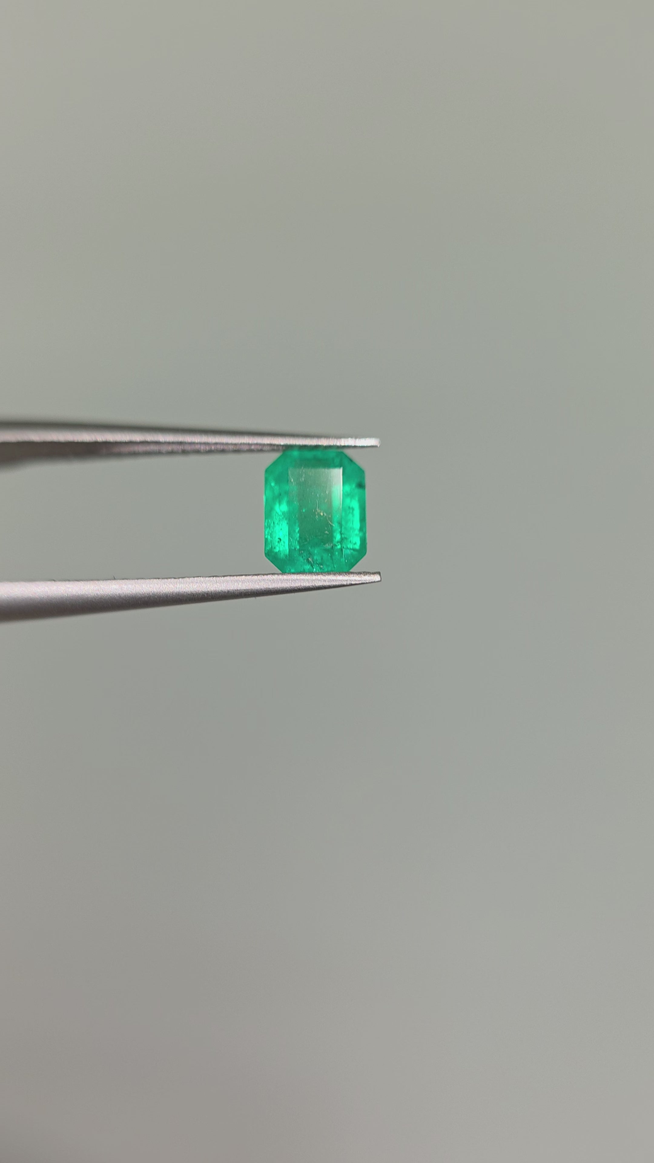 Esmeralda natural 6 x 5.61 x 4.82 mm/ Corte Rectangular