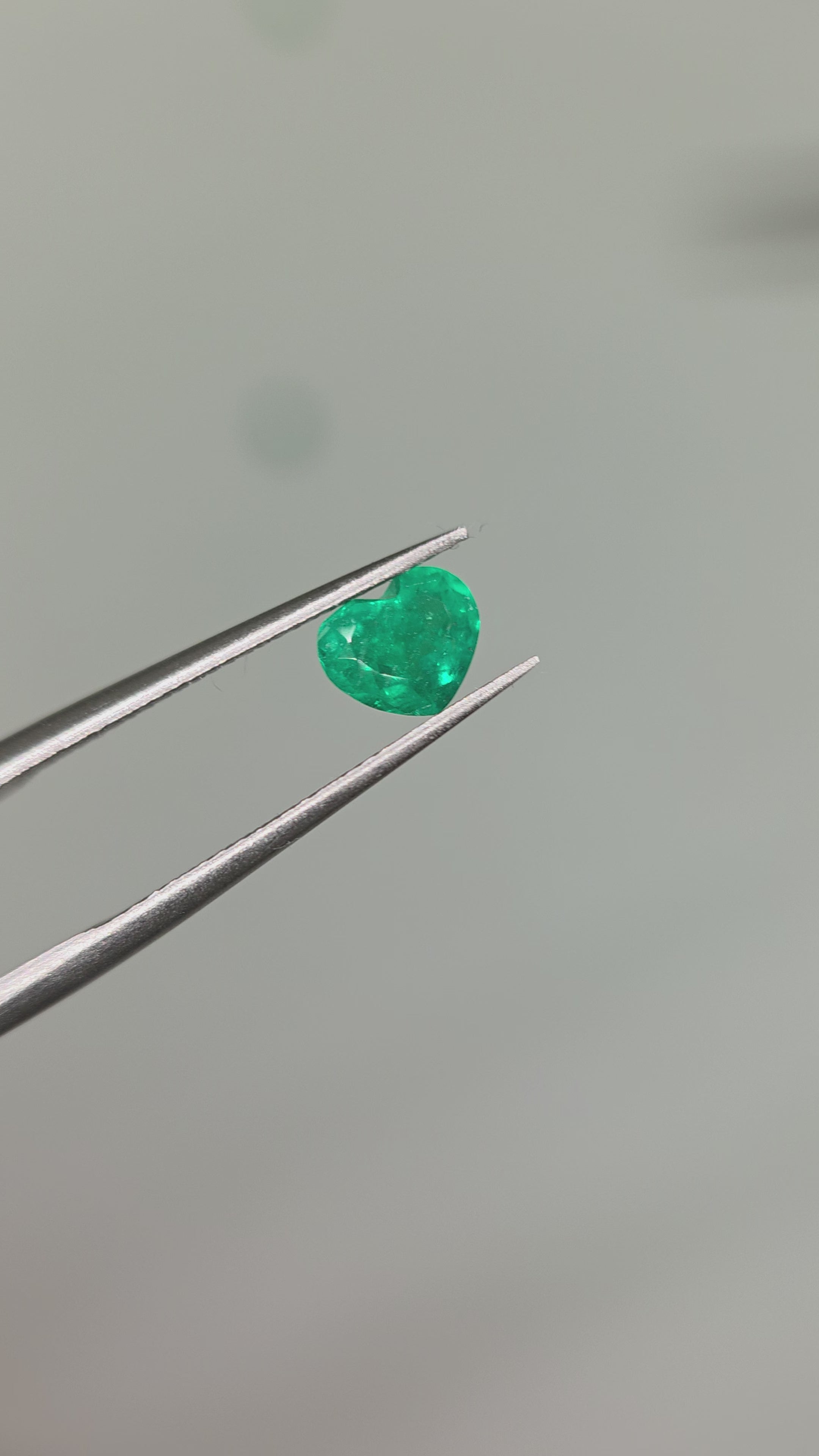 Esmeralda natural 6.78 x 7.71 x 5.09mm/corte corazon