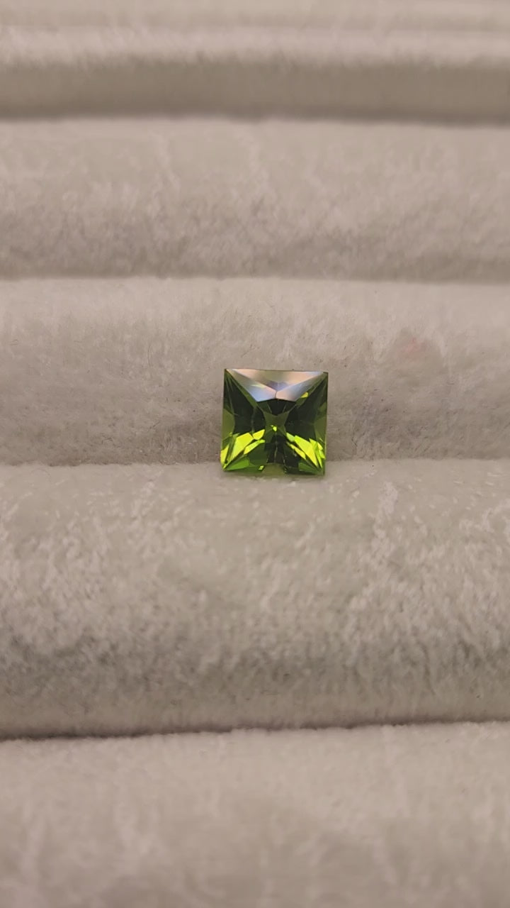 Peridoto Natural 8 x 8mm / Corte princesa