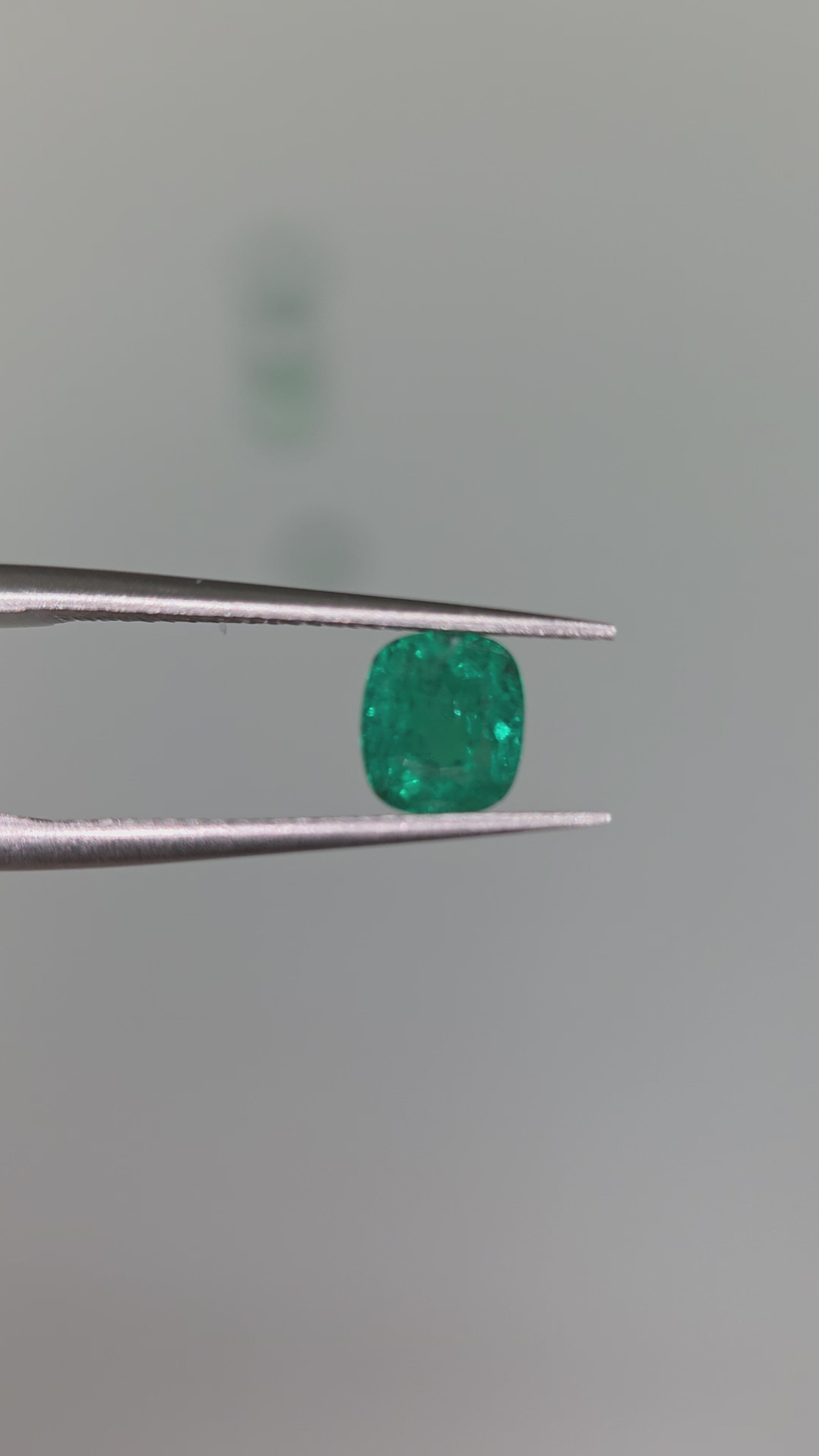 Esmeralda natural 5.63 x 5 x 4.40mm/ corte cushion cuadrado