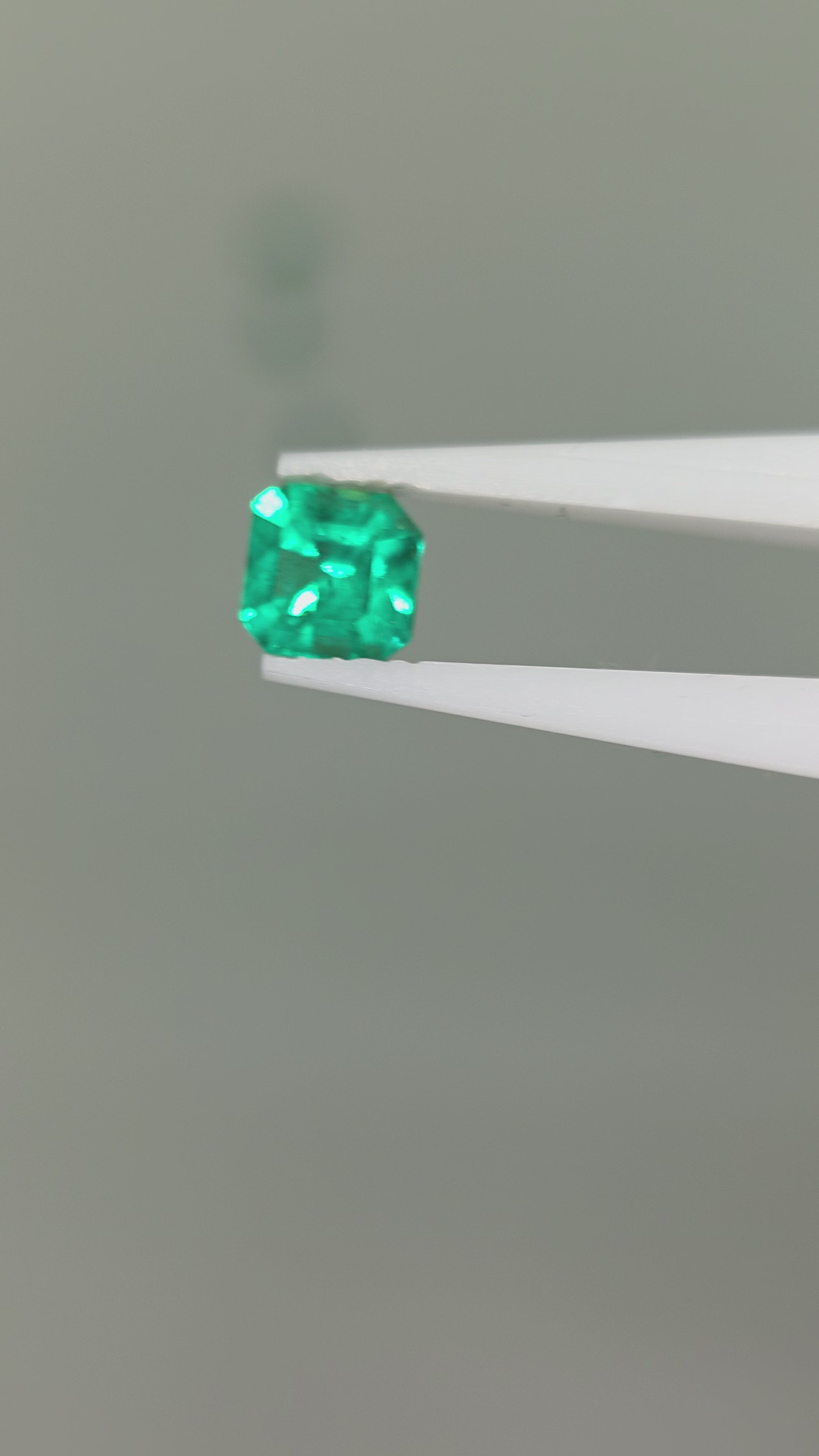 Esmeralda natural 5.94 x 6 x 4.75mm/corte cuadrado