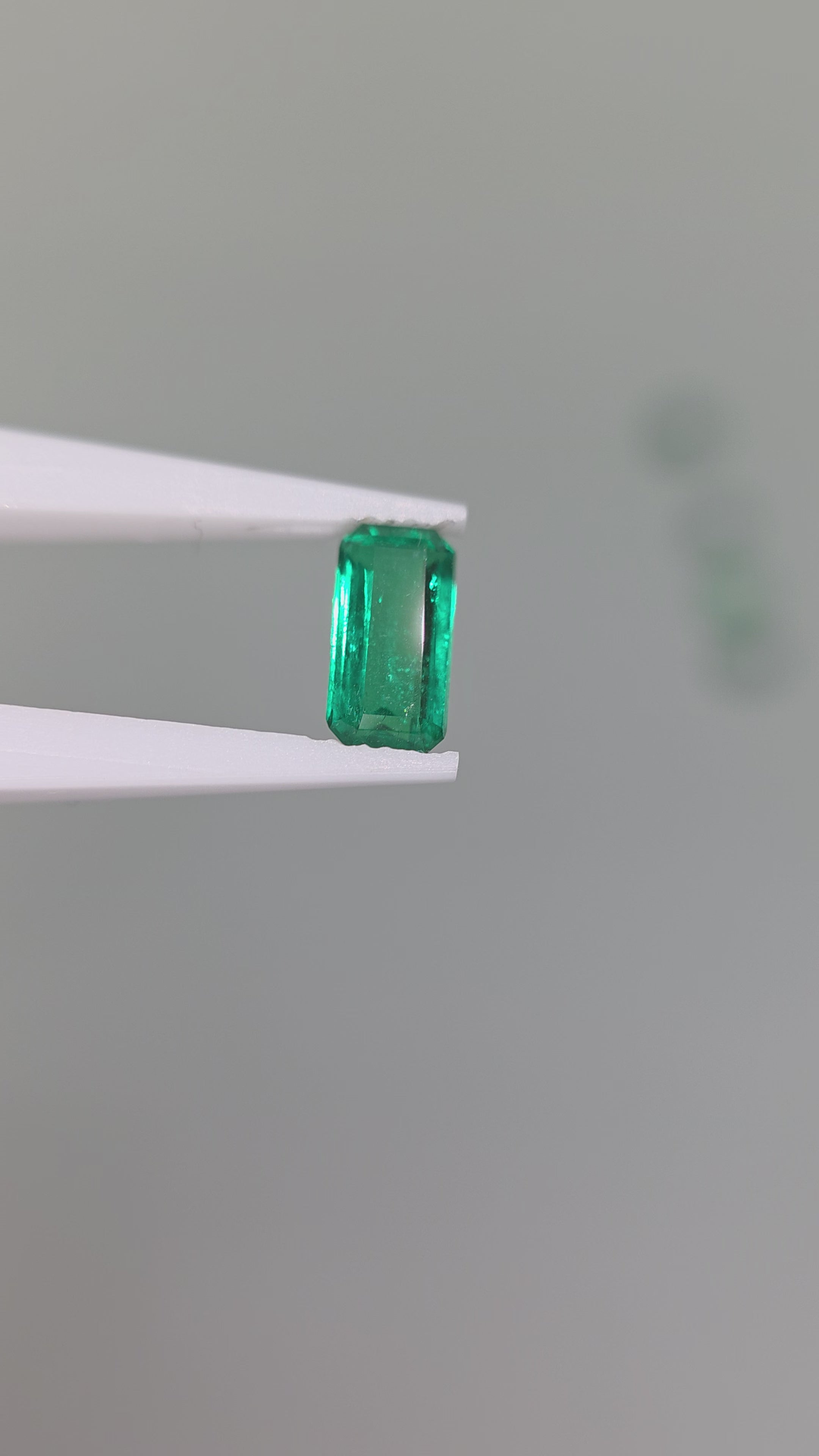 Esmeralda natural 4.27 x 8.45 x 3.28mm/corte rectangular