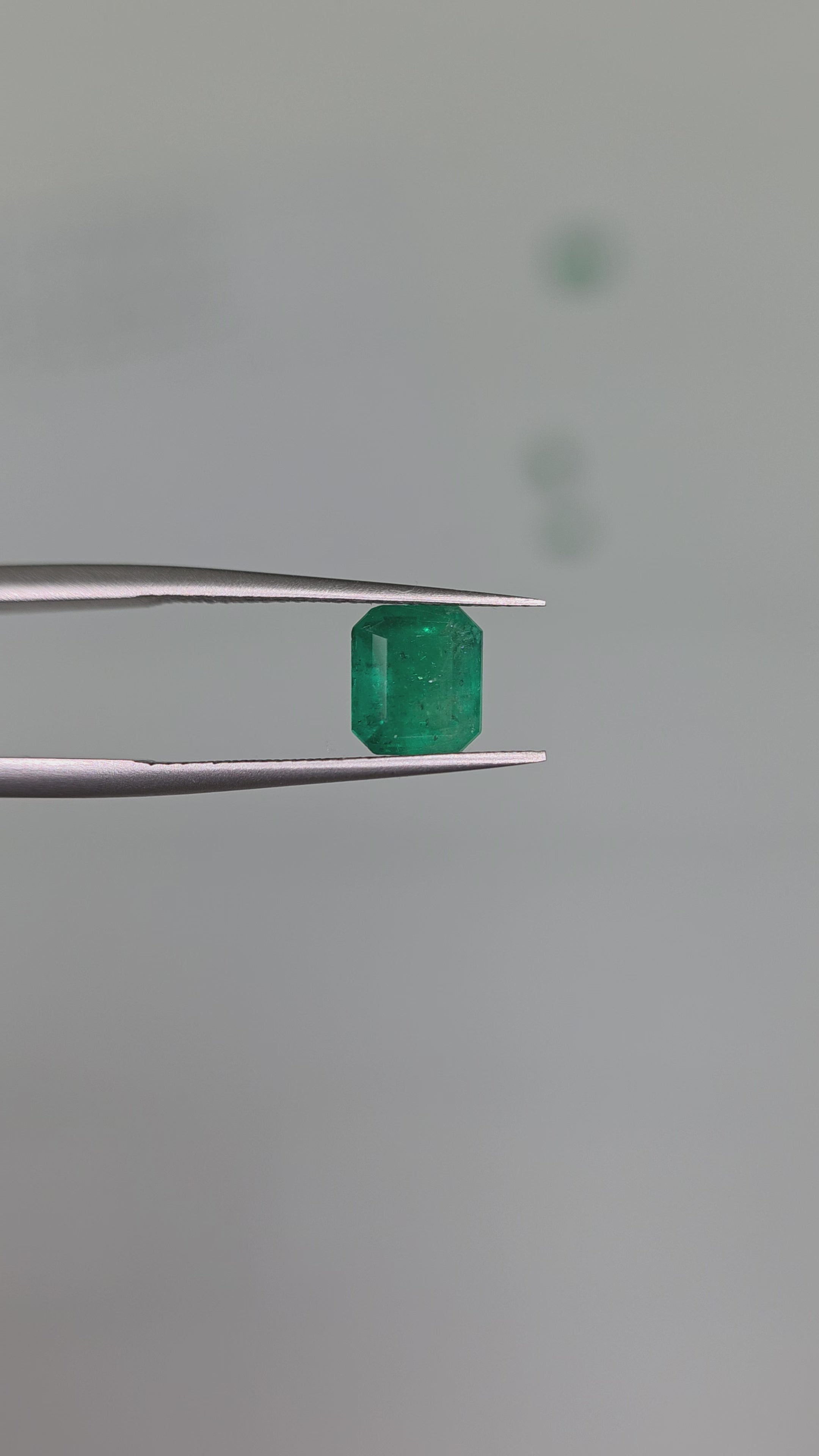 Esmeralda natural 5.77 x 6.61 x 3.86mm/corte cuadrado