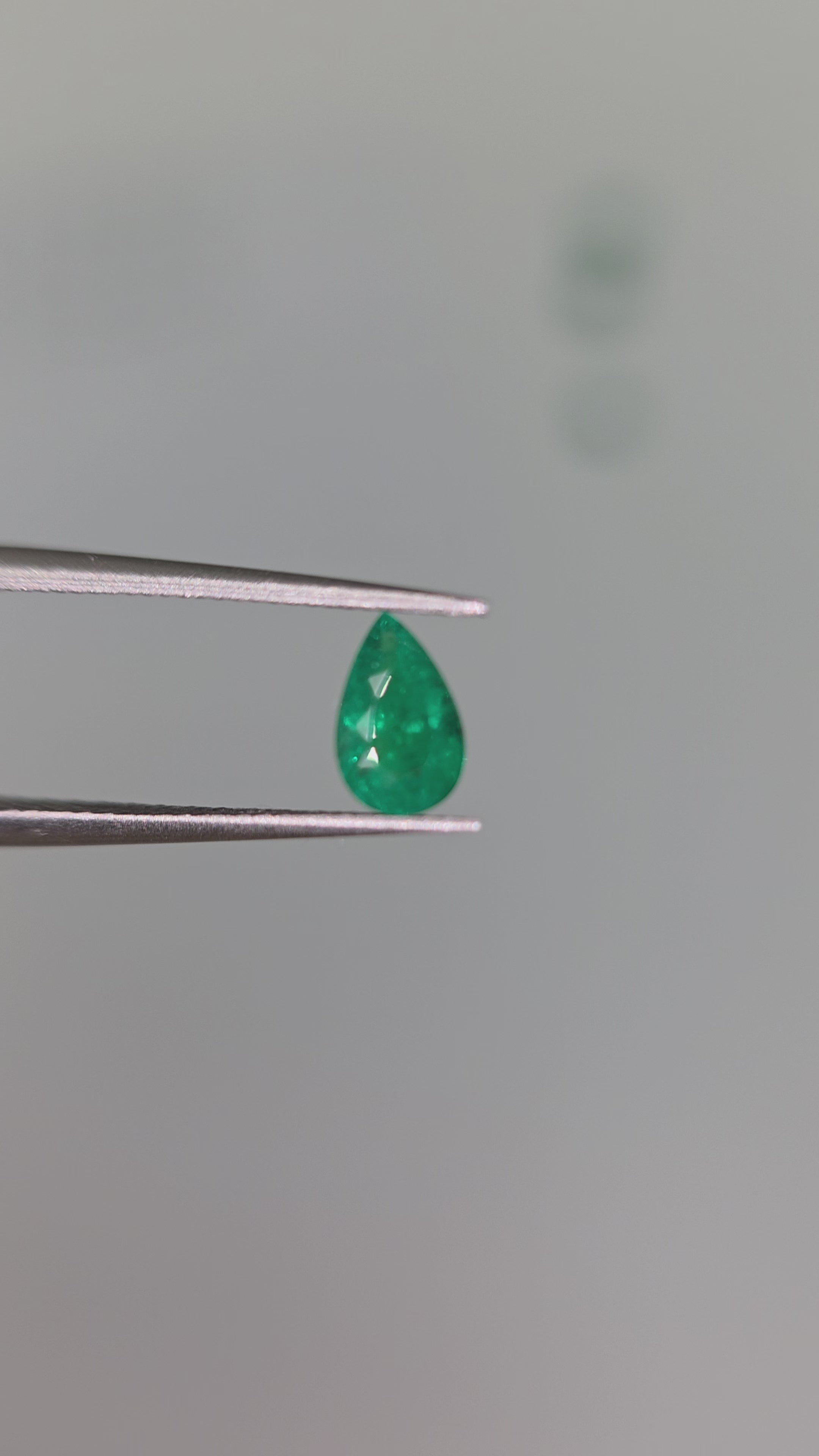 Esmeralda natural 3.85 x 6.14 x 2.87mm/corte lagrima