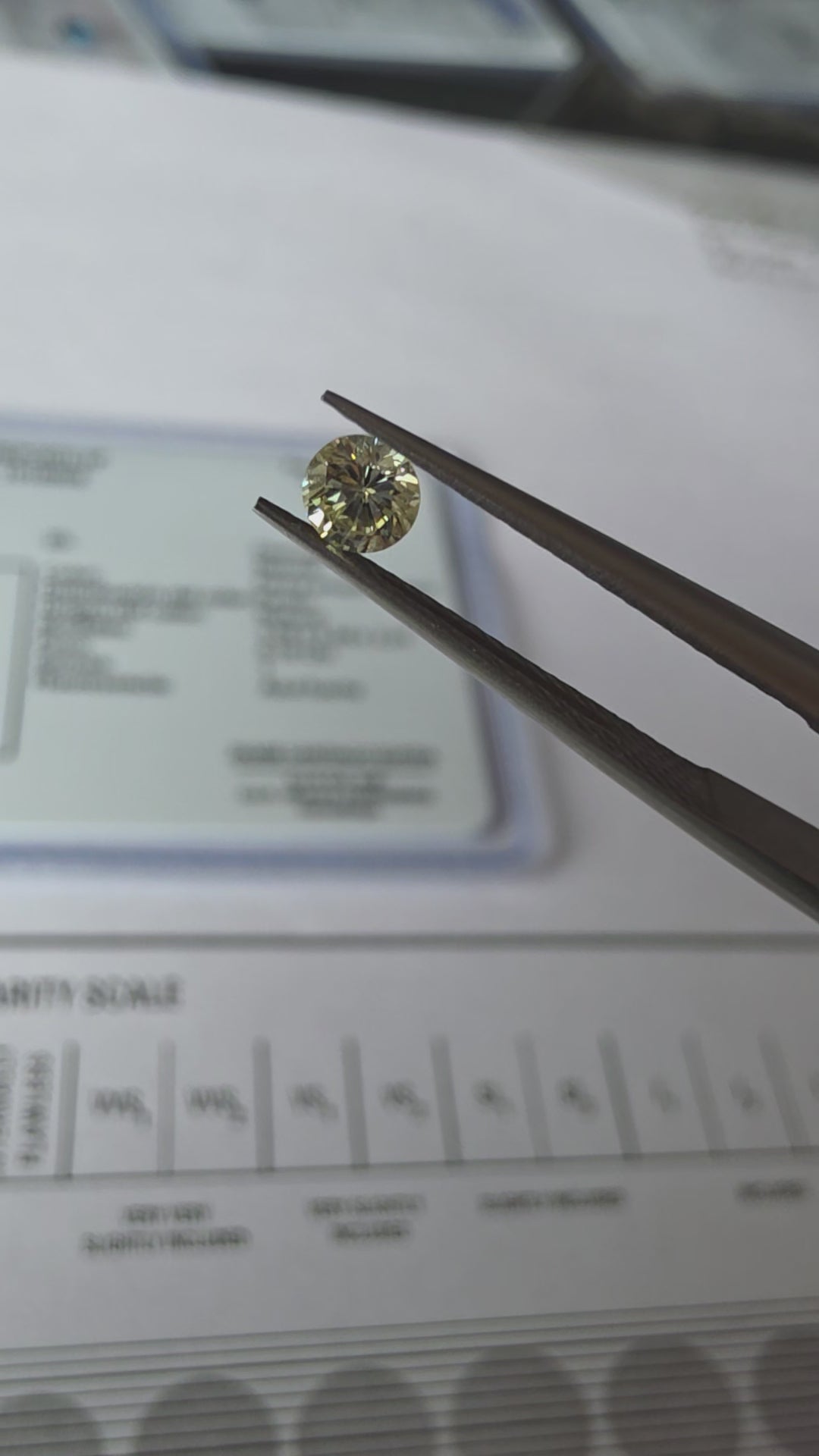 Diamante Natural 0.18 ct | Color Fancy Amarillo Ligero | Distribución de color pareja