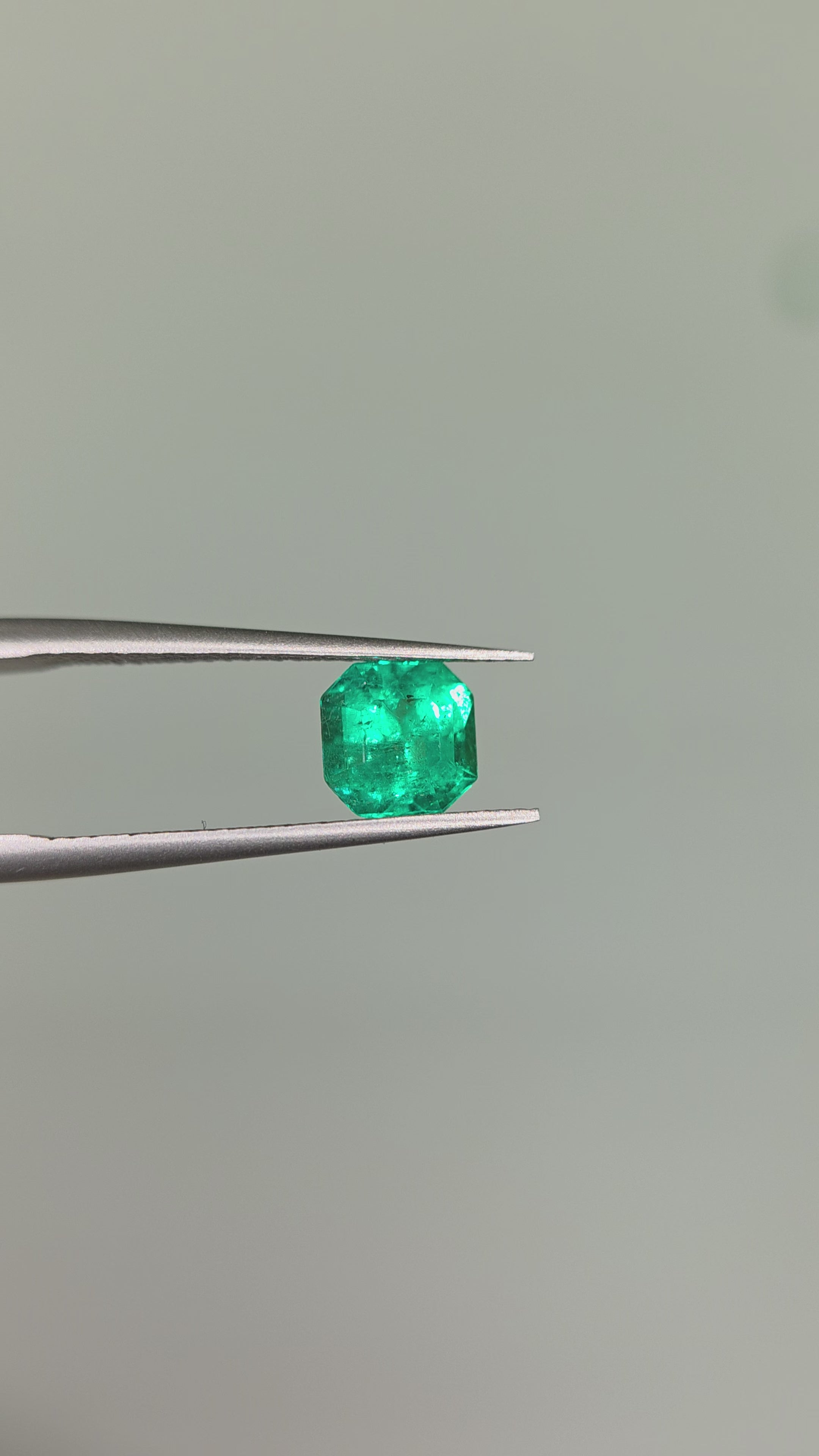 Esmeralda natural  4.66 X 4.69 X 8.85mm