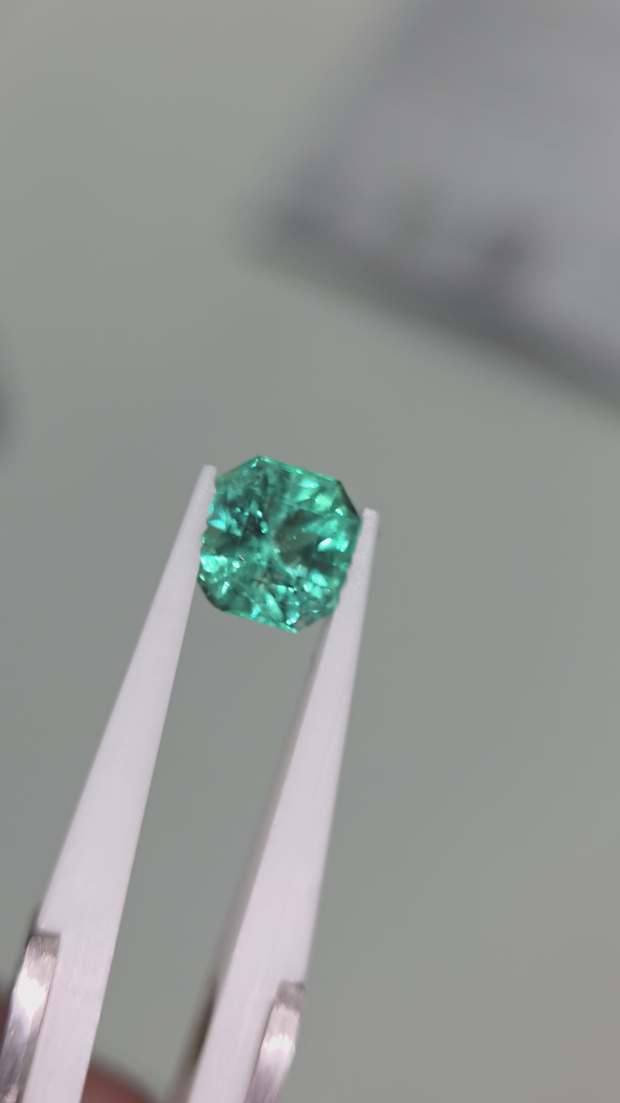 Esmeralda natural de chivor 7.93 × 7.53 × 5.32 mm / Corte cuadrado