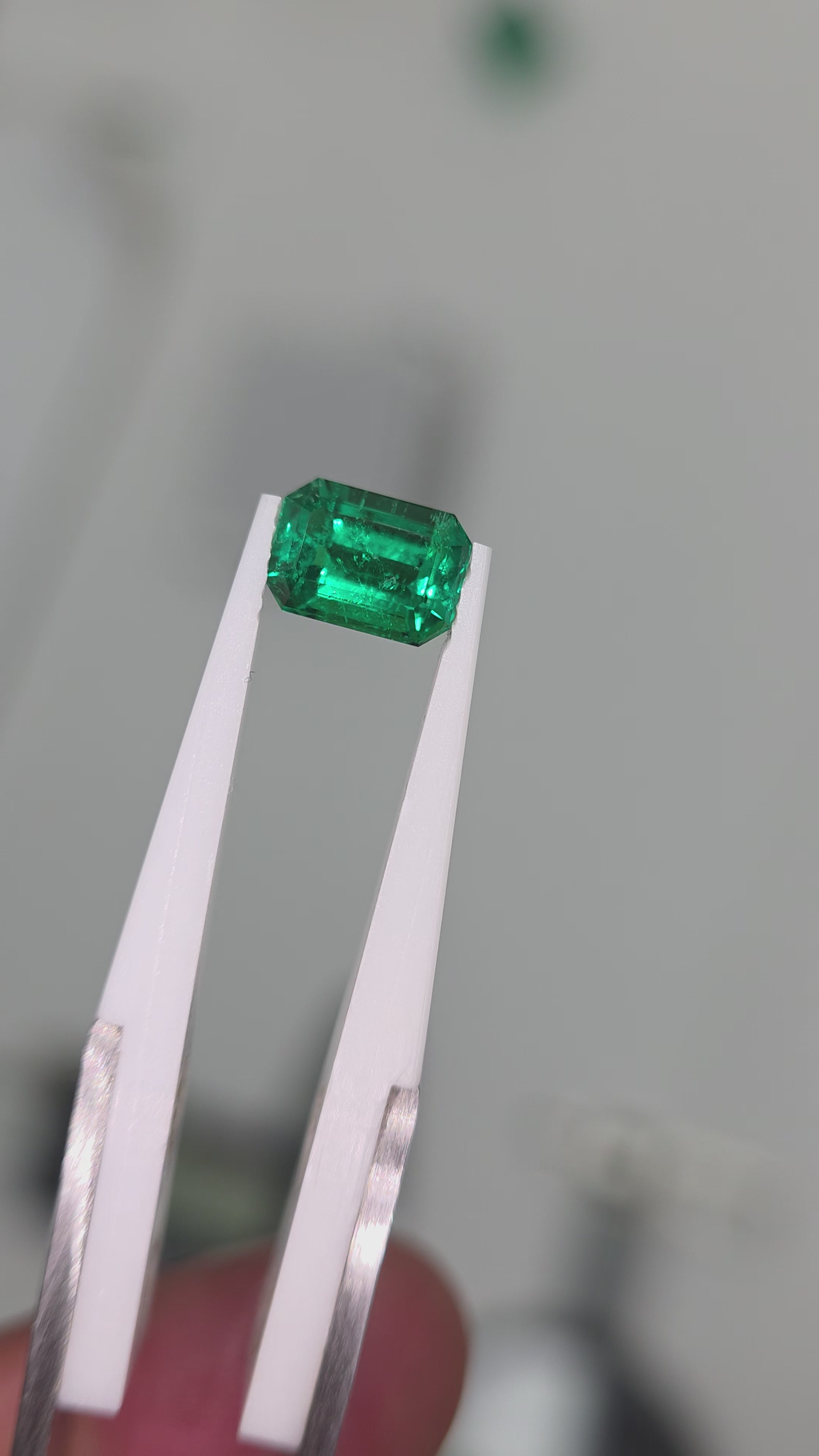 Esmeralda natural de muzo 8.38 × 5.92 × 4.59 mm / Corte rectangular